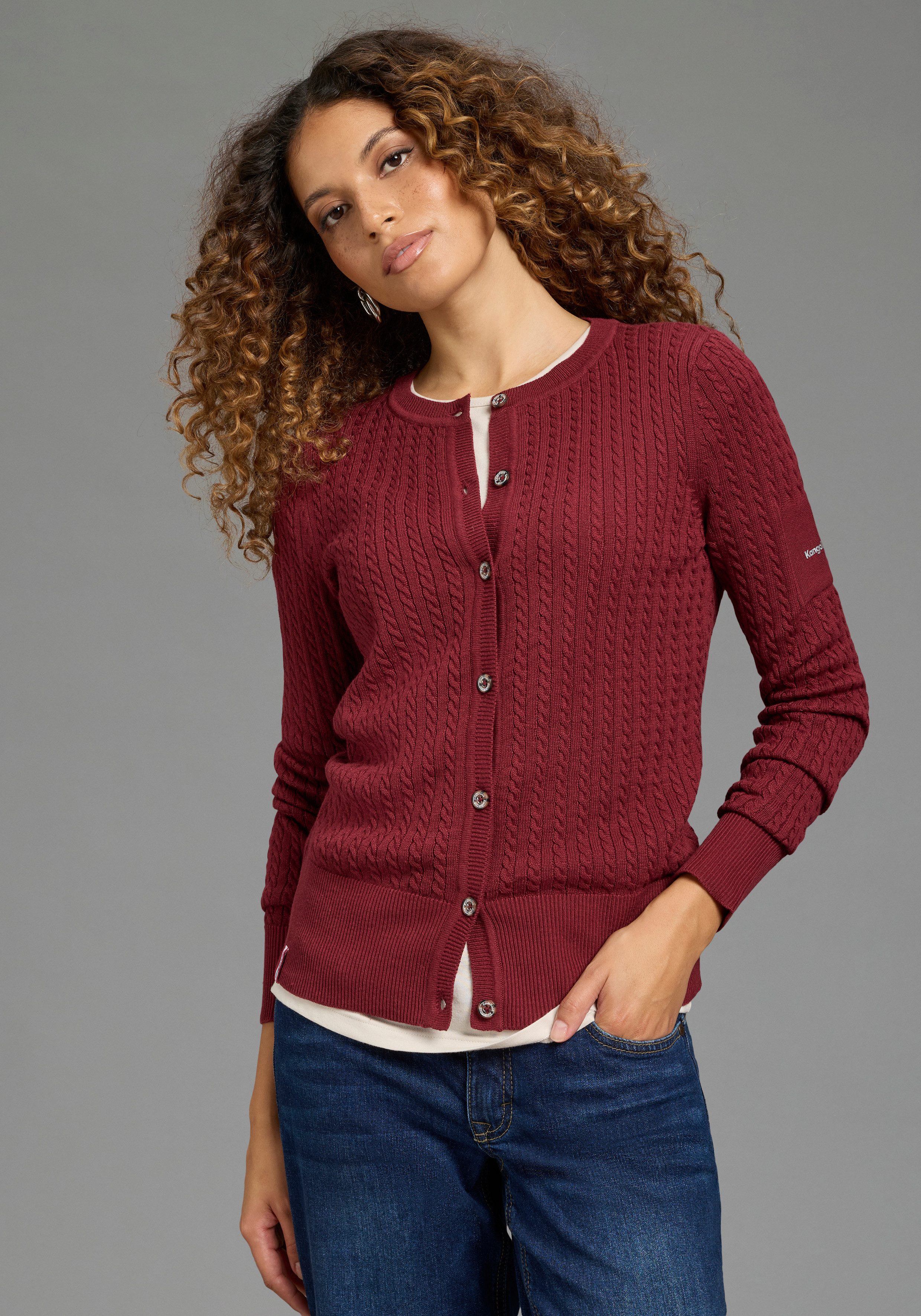 KangaROOS Strickjacke hüftlange Form, figurbetonte Passform, aus Feinstrick und Strick