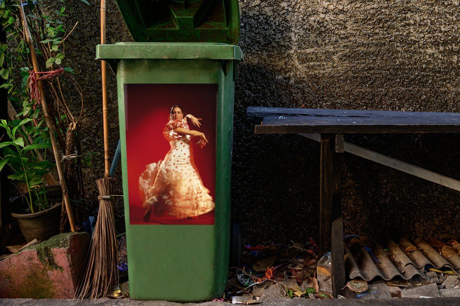 Container, rotem Abfalbehälter St), Hintergrund Mülleimer-aufkleber, Wandsticker Sticker, (1 Eine Mülltonne, vor MuchoWow Flamenco-Tänzerin