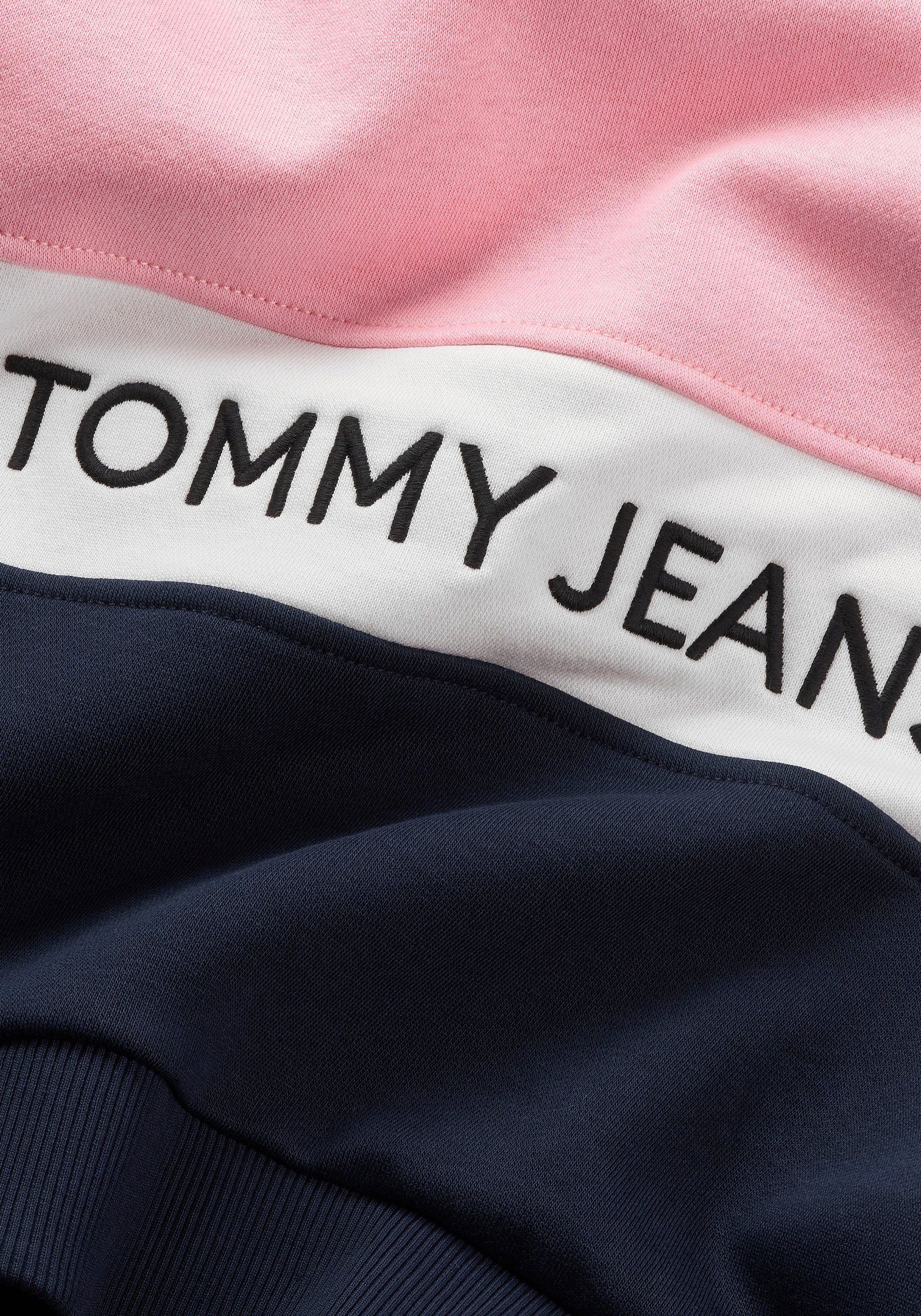 CREW Jeans CBLK mit Sweatshirt TJW Tommy Logoschriftzug-Stickerei