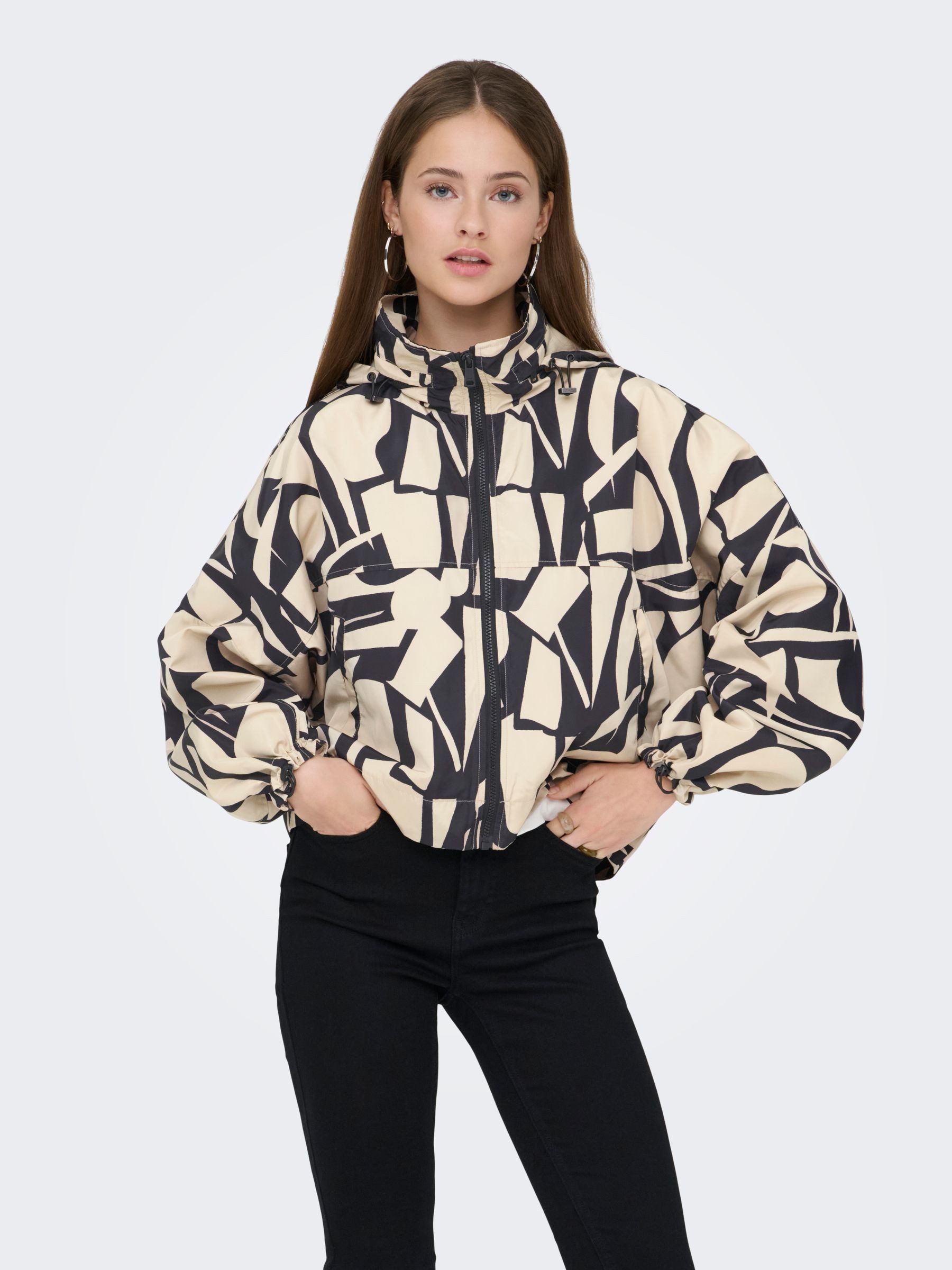 ONLY Blouson Leichtes Design Stehkragen Kapuze Moderner Print Look (1-St) ONLBETTY BATSLEEVE LIFE AOP JACKET OTW