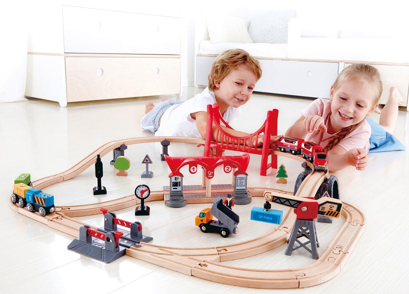 Hape Spielzeugeisenbahn-Gebäude Eisenbahn-Set - Verkehrsreiche Stadt