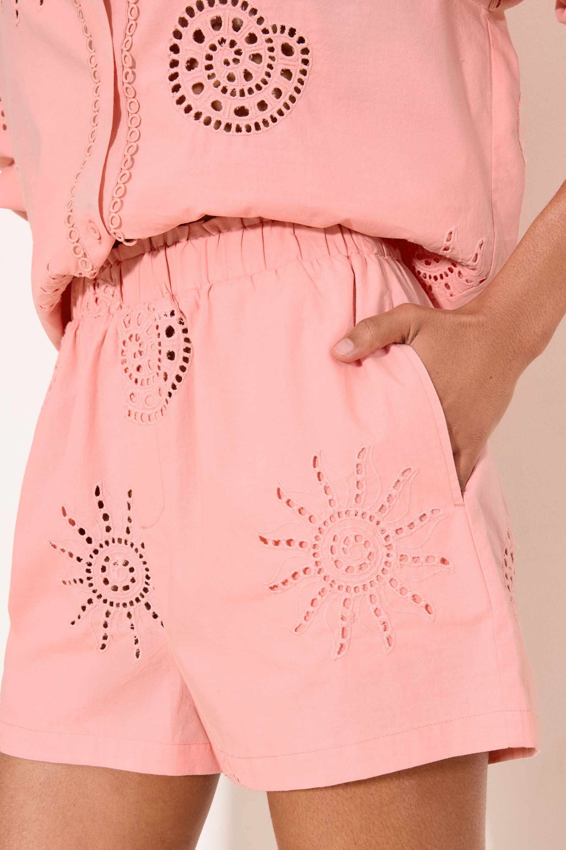 LIPSY Shorts Lipsy Shorts mit Lochstickerei, Regular (1-tlg) – Bild 3 von 4