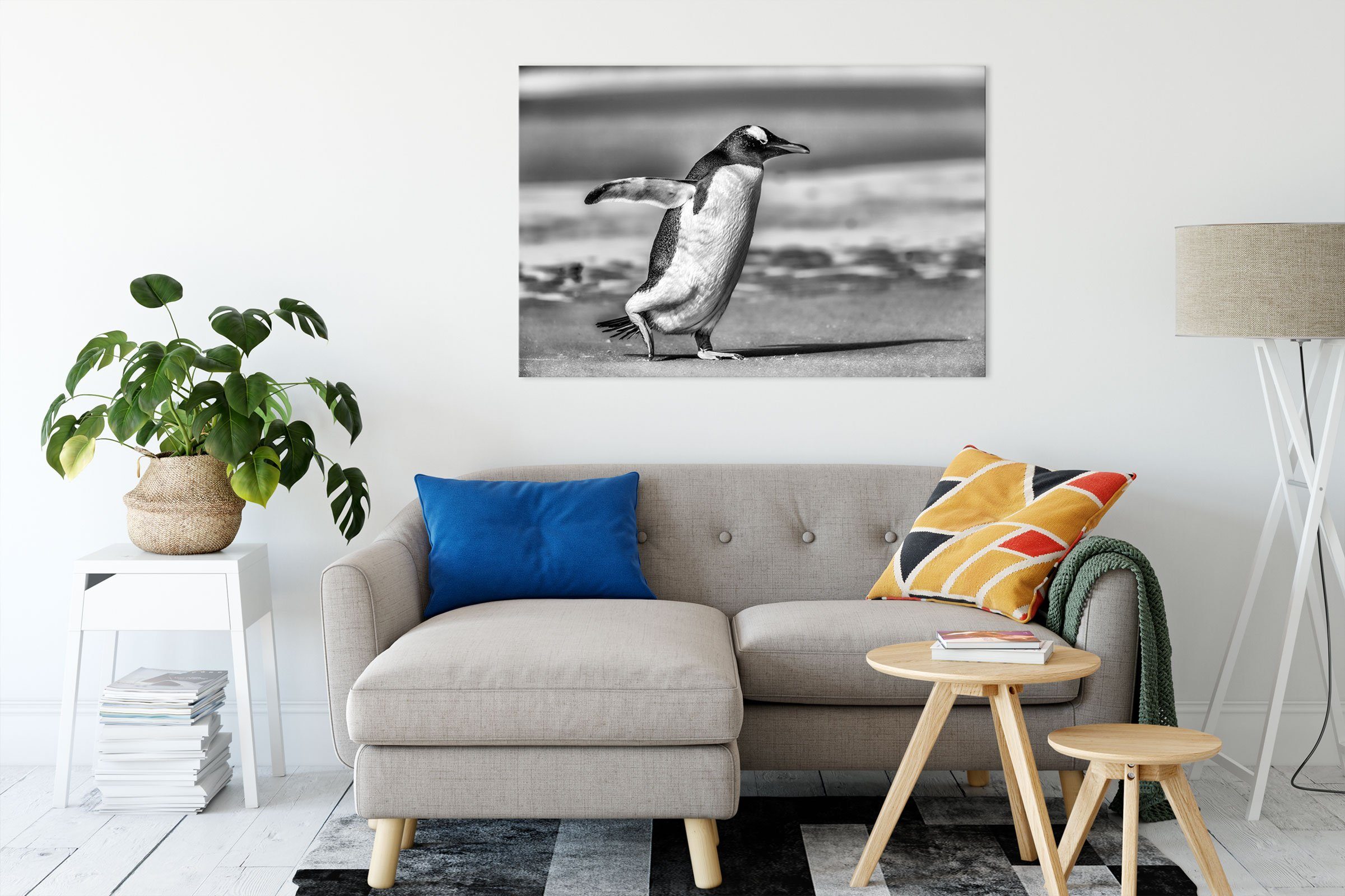 inkl. Pixxprint Strand, bespannt, Leinwandbild St), Leinwandbild Zackenaufhänger (1 Strand fertig am Pinguin Pinguin am