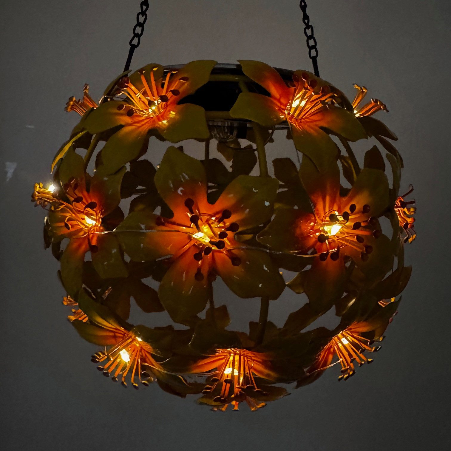 Online-Fuchs LED Gartenleuchte Hibiskusblüten zum Aufhängen mit LED-Lichterkette und Solarpanel, 30 LEDs, Warmweiß, stimmungsvolle Beleuchtung für den Außenbere – Bild 2 von 2