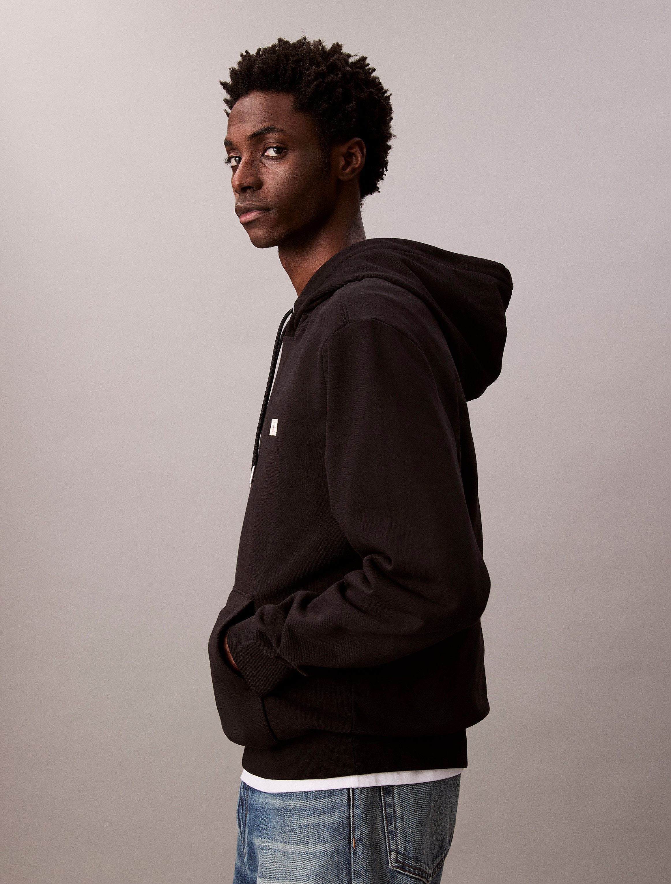 Calvin Klein Jeans Kapuzensweatshirt 400GSM TERRY BADGE HOODIE Mit Rundhalsausschnitt