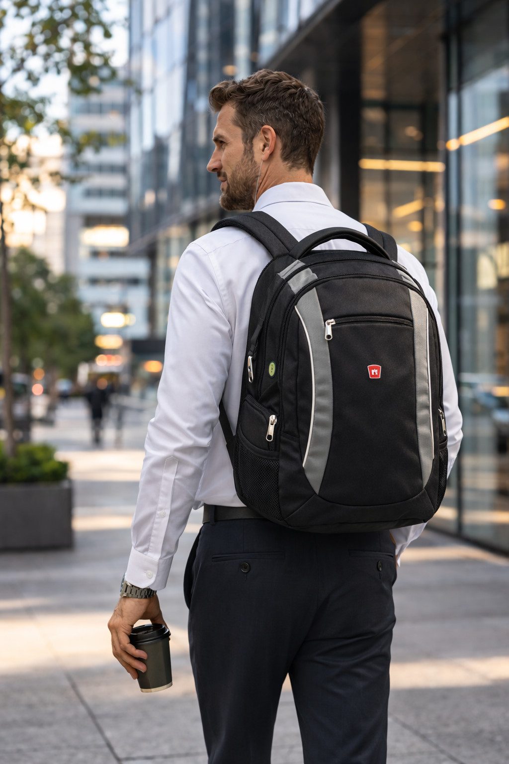 Traveller Laptoprucksack 36 Liter Tages- Cityrucksack Zahlenschloss 17" Fach Trolley-Fix Gurt, aus recyceltem Material