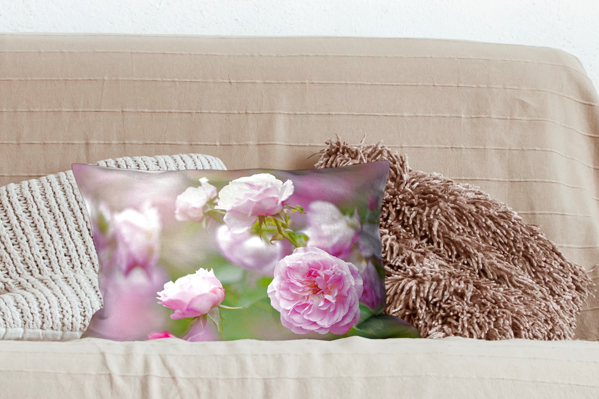der Schlafzimmer Dekokissen MuchoWow von in Dekoration, Zierkissen, rosa Dekokissen mit Wohzimmer Pflanzen wachsen Füllung, Natur, Rosen