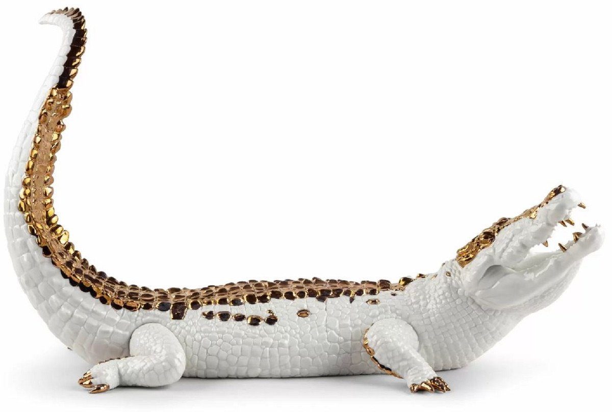 Casa Padrino Dekofigur Casa Padrino Luxus Porzellan Deko Figur Krokodil Weiß / Kupferfarben 68 x 28 x H. 39 cm - Hochwertige Deko Skulptur - Erstklassische Qualität - Made in Spain