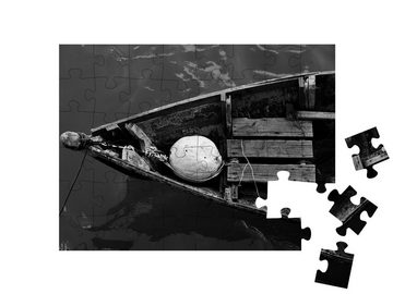 puzzleYOU Puzzle Vertäutes altes Fischerboot, schwarz-weiß, 48 Puzzleteile, puzzleYOU-Kollektionen Fotokunst
