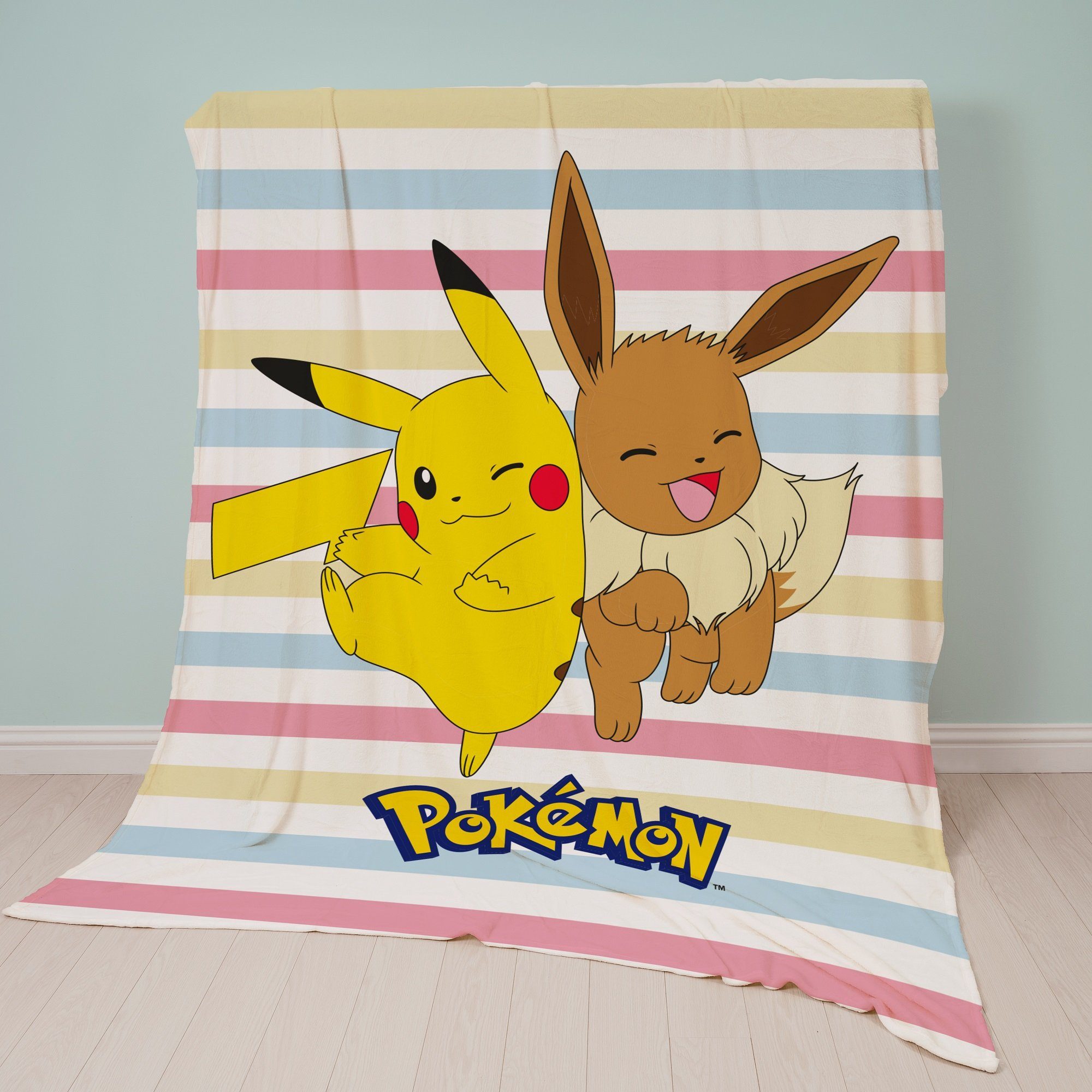 Kinderdecke Super flauschige Pokemon Kuscheldecke "Multi" extra Groß 160x200 cm, Familando, mit Pikachu und Evoli vor gestreiftem Hintergrund