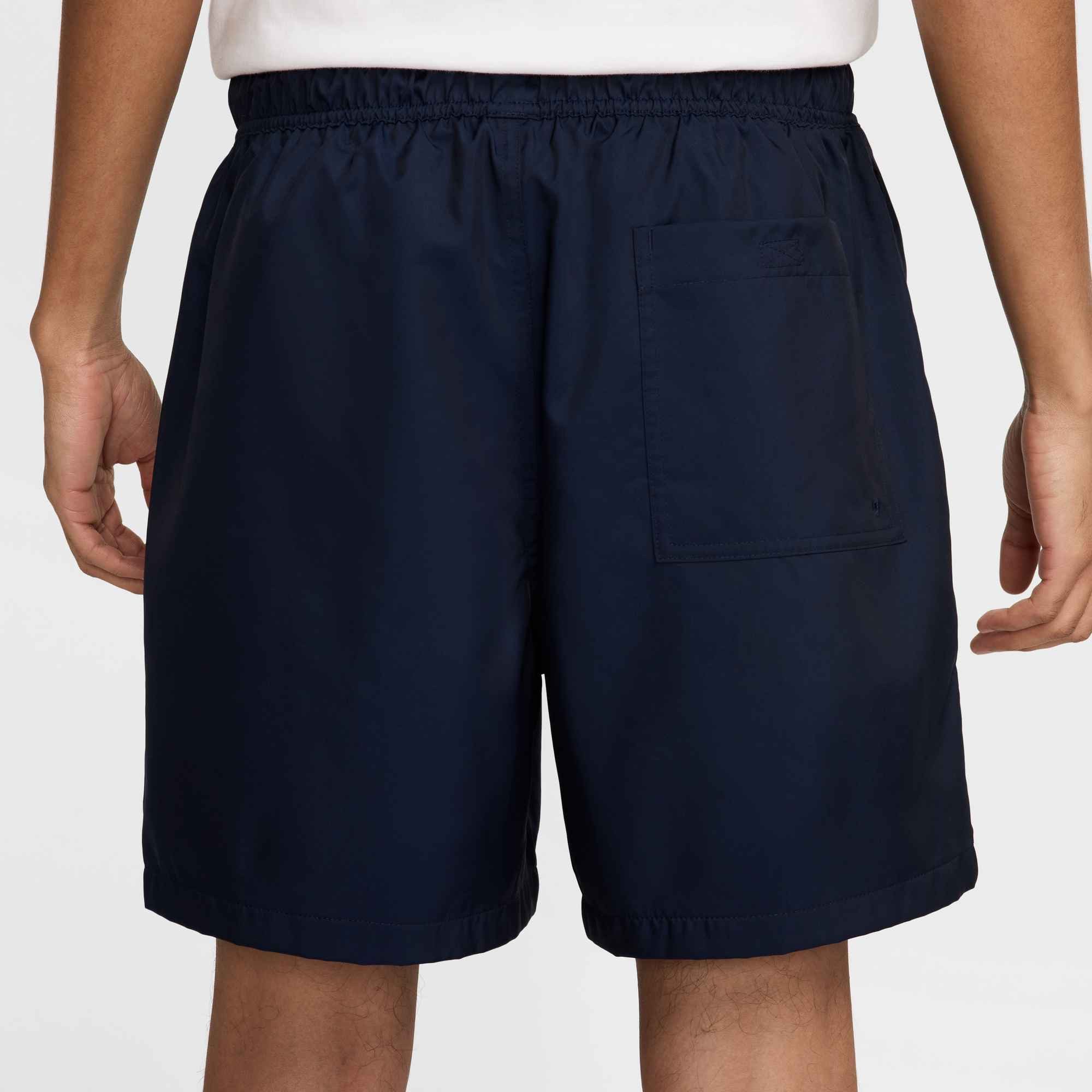 Nike Sportswear Shorts Nike Club Men's Woven Flow Shorts mit Eingrifftaschen und Gesäßtasche, schnell trocknend, pflegeleicht