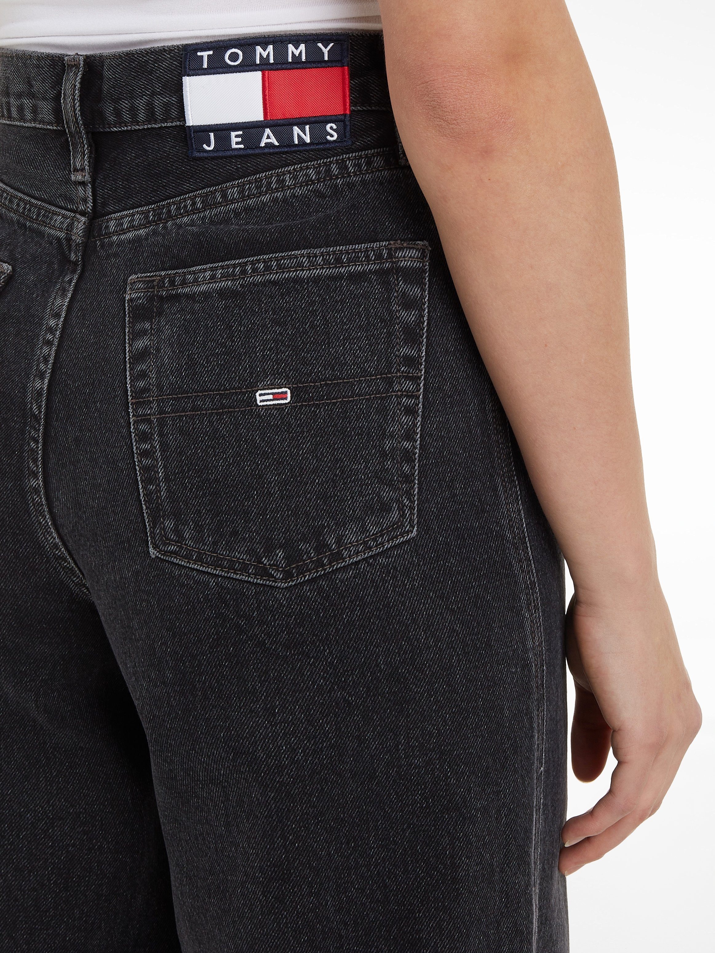 mit Jeans Tommy Logobadges black Tommy Jeans Weite Jeans