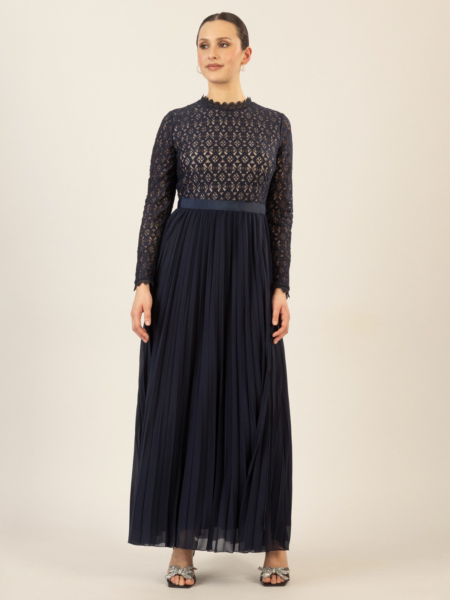 Apart Abendkleid mit breiter Spitze verziert günstig online kaufen