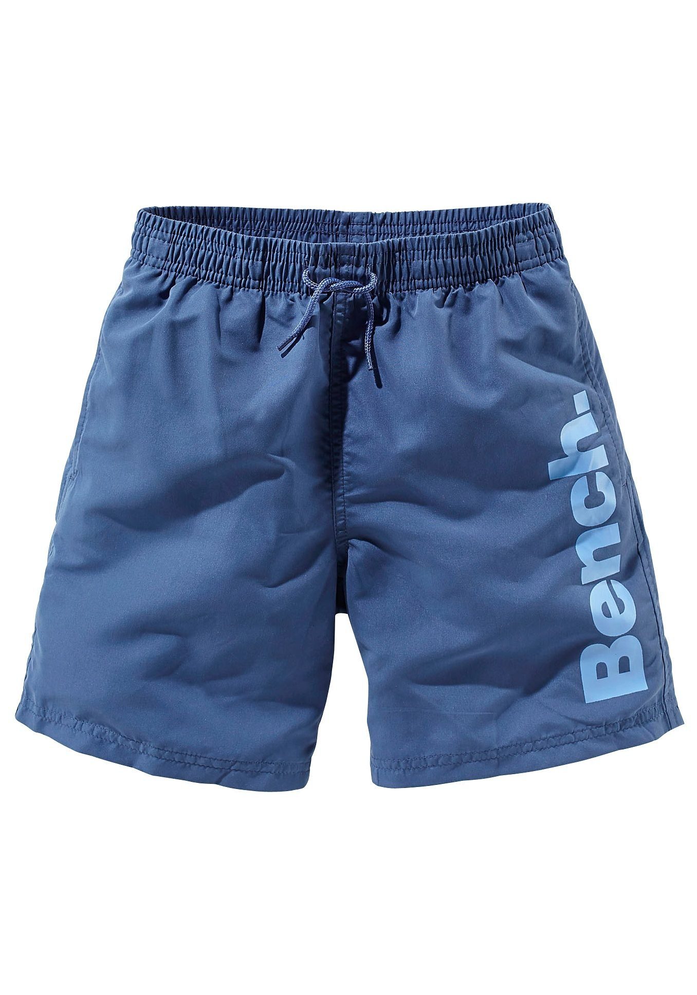 trendigem Bench. Badeshorts blau Logoschriftzug mit