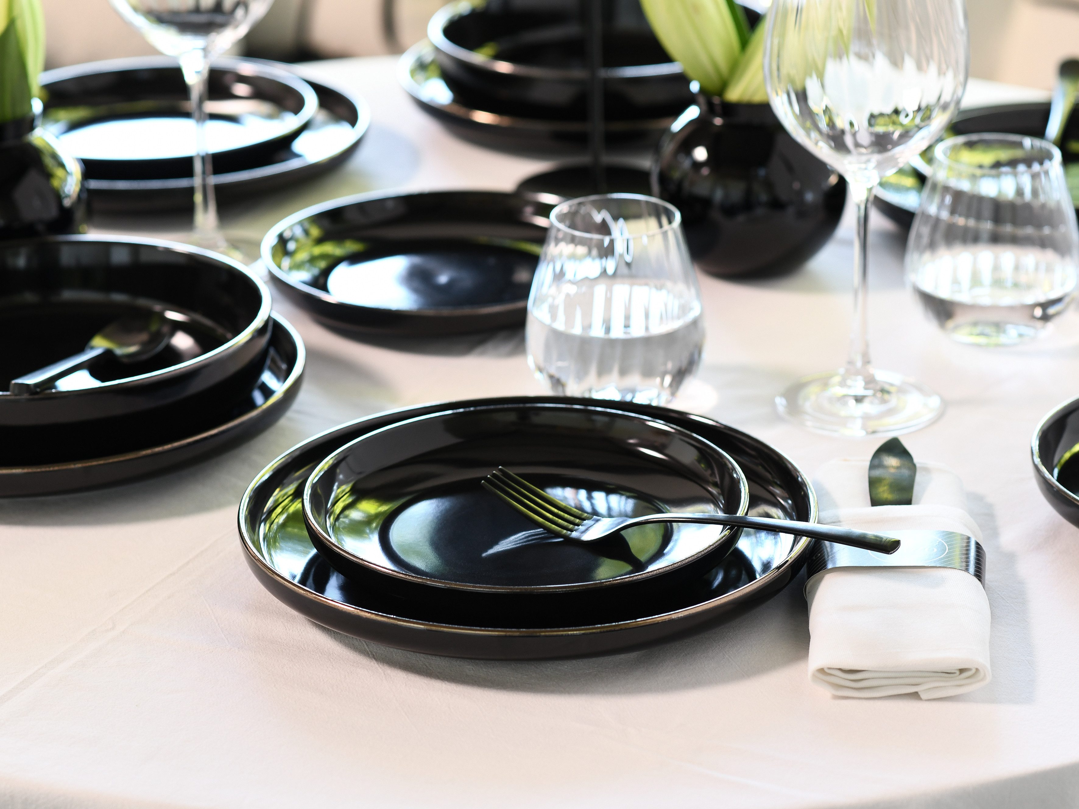 CreaTable Teller-Set Nordic Festive, Service 18-tlg. (18-tlg), 6 Personen, Steinzeug, Teller Set, Minimalistisches Design, Dezente goldene Akzente