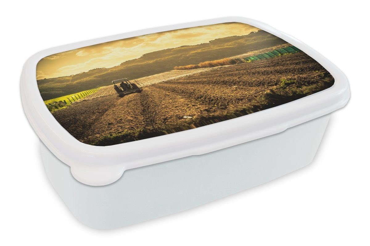 MuchoWow Lunchbox Traktor - Bauernhof - Berg, Kunststoff, (2-tlg), Brotbox für Kinder und Erwachsene, Brotdose, für Jungs und Mädchen weiß