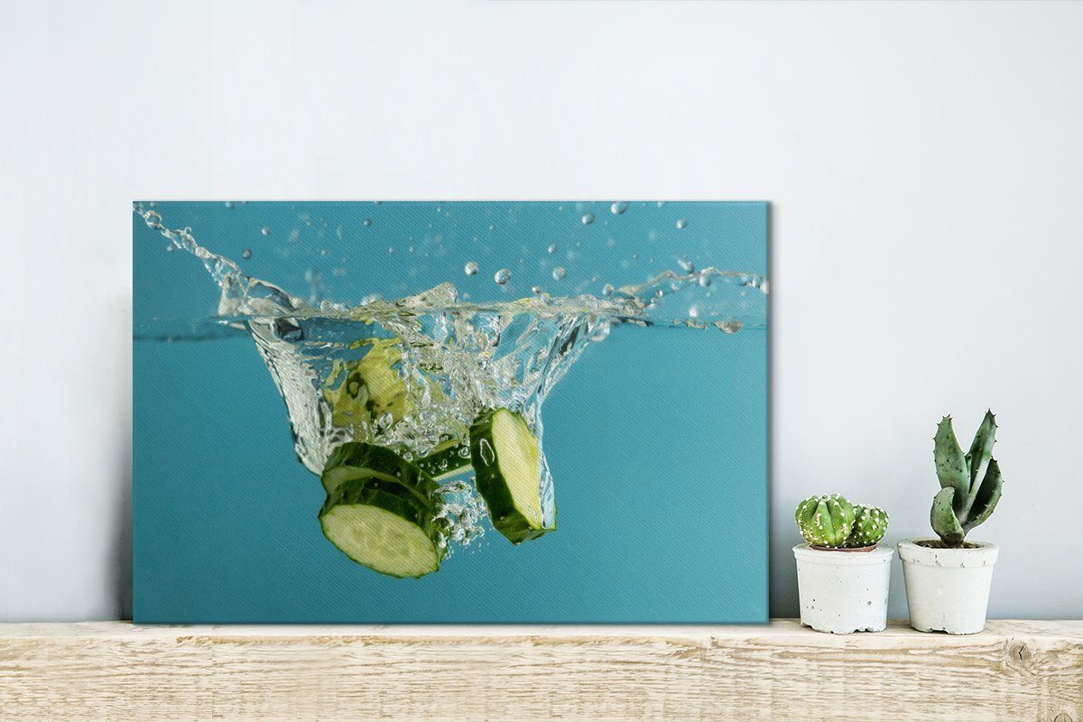 Wanddeko, (1 Wasser, 30x20 Scheibe - Wandbild - cm Leinwandbild Leinwandbilder, St), Gurke OneMillionCanvasses® Aufhängefertig,