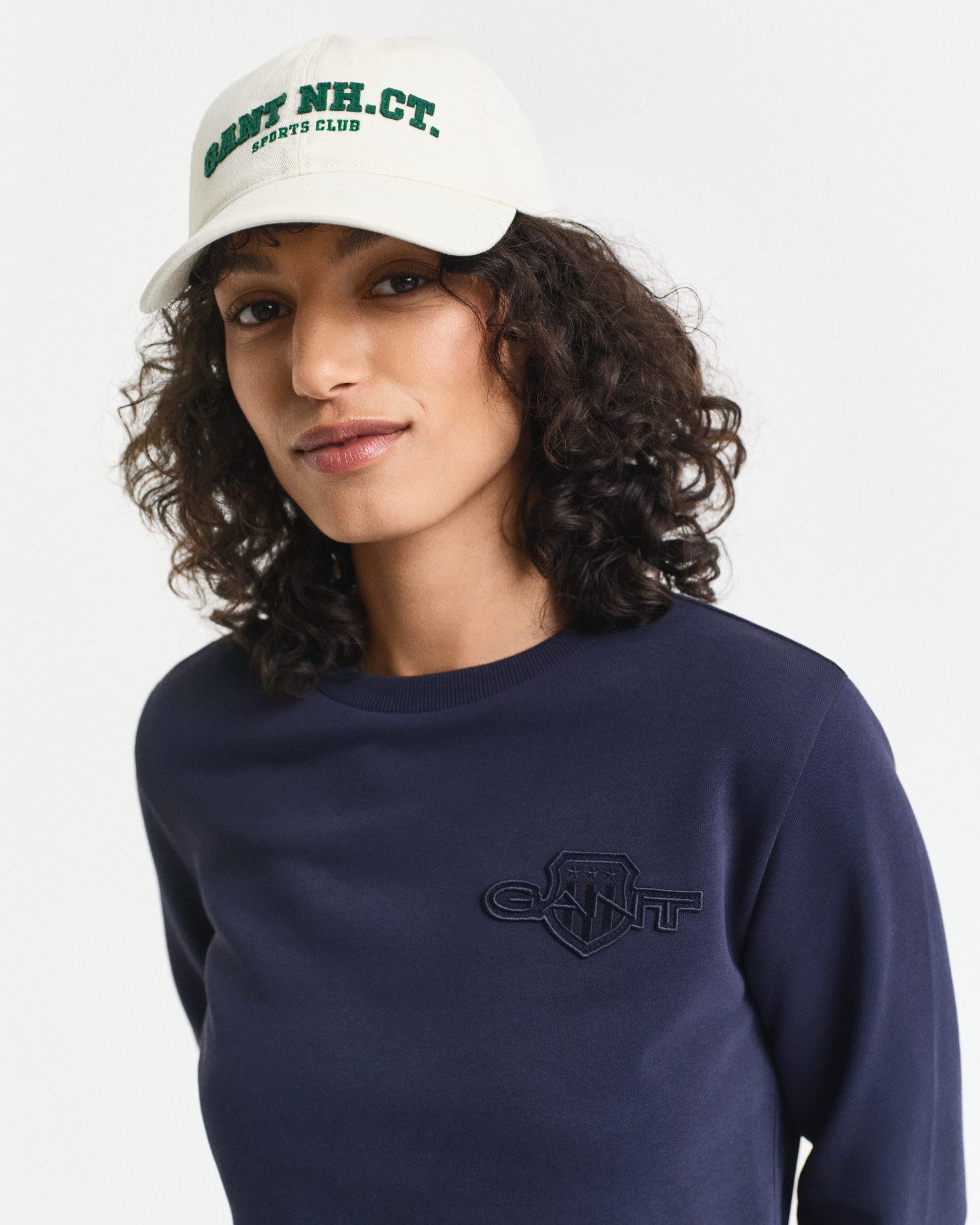 Gant Sweatshirt REG TONAL SHIELD C-NECK SWEAT Ton in Ton Stickerei, Rundhals