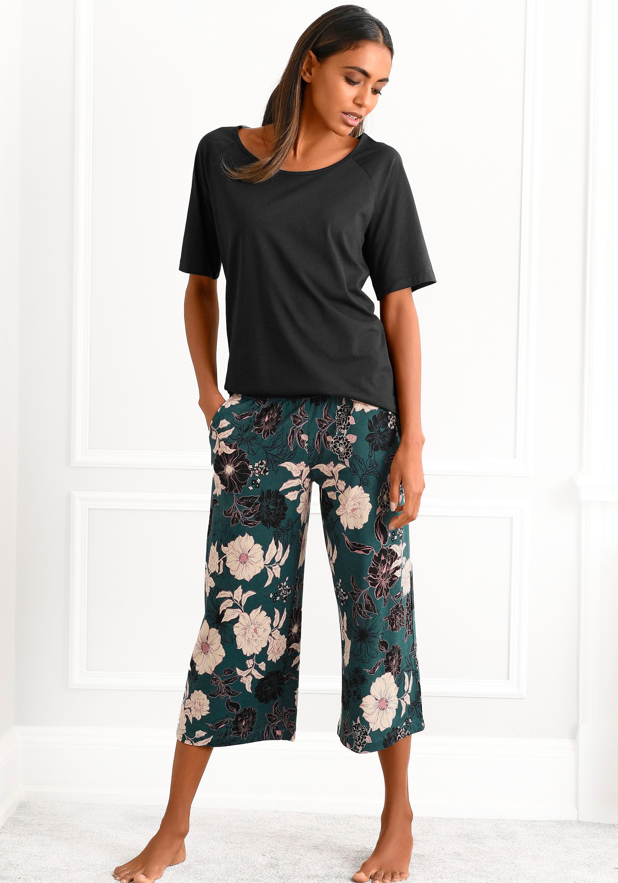 s.Oliver Capri-Pyjama (2 tlg., 2-teilig) mit geblümter 3/4-Culotte günstig online kaufen