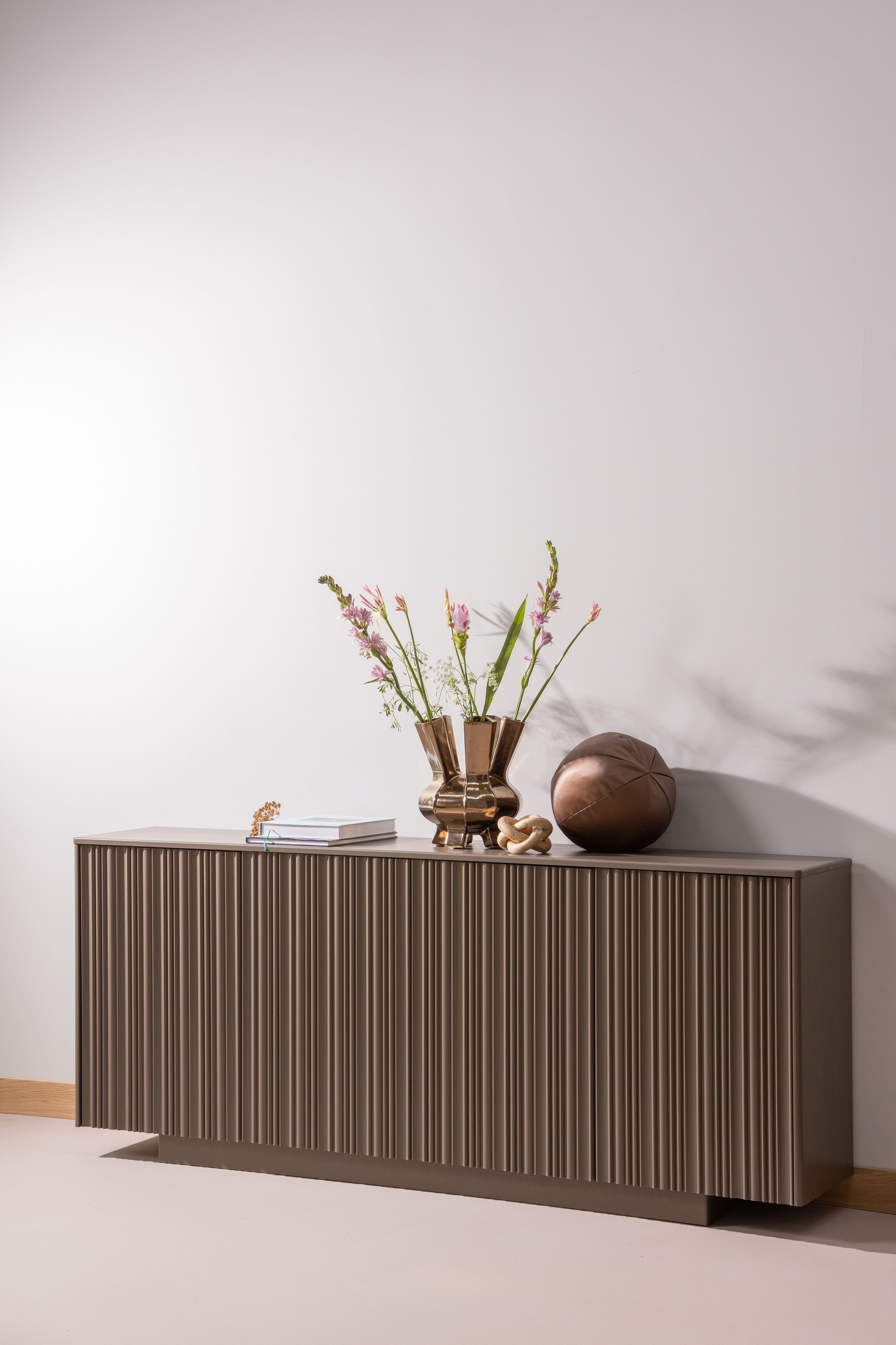 WOOOD Sideboard Nova mit FSC®-Mix Massivkiefer und Dämpfung Funktion 200 x 40 x 85 cm, Tragkraft 15 kg pro boden, sichtbare Maserung, einfach zu montieren