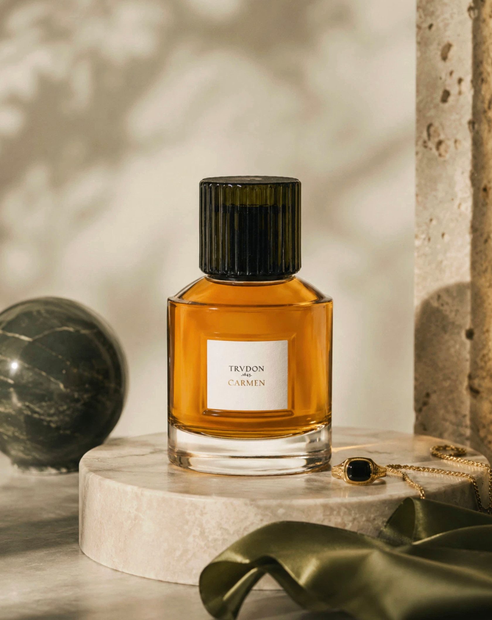 Cire Trudon Eau de Parfum Carmen Unisex Duft Zitrus, Rum, Tabak und Leder 100ML, Hochwertiger Designer-Flakon aus massivem Glas