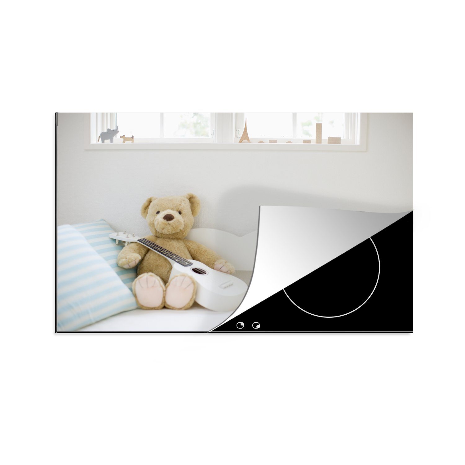 MuchoWow Herdblende-/Abdeckplatte Ein Bär auf dem Bett im Kinderzimmer, Vinyl, (1 tlg), 81x52 cm, Induktionskochfeld Schutz für die küche, Ceranfeldabdeckung