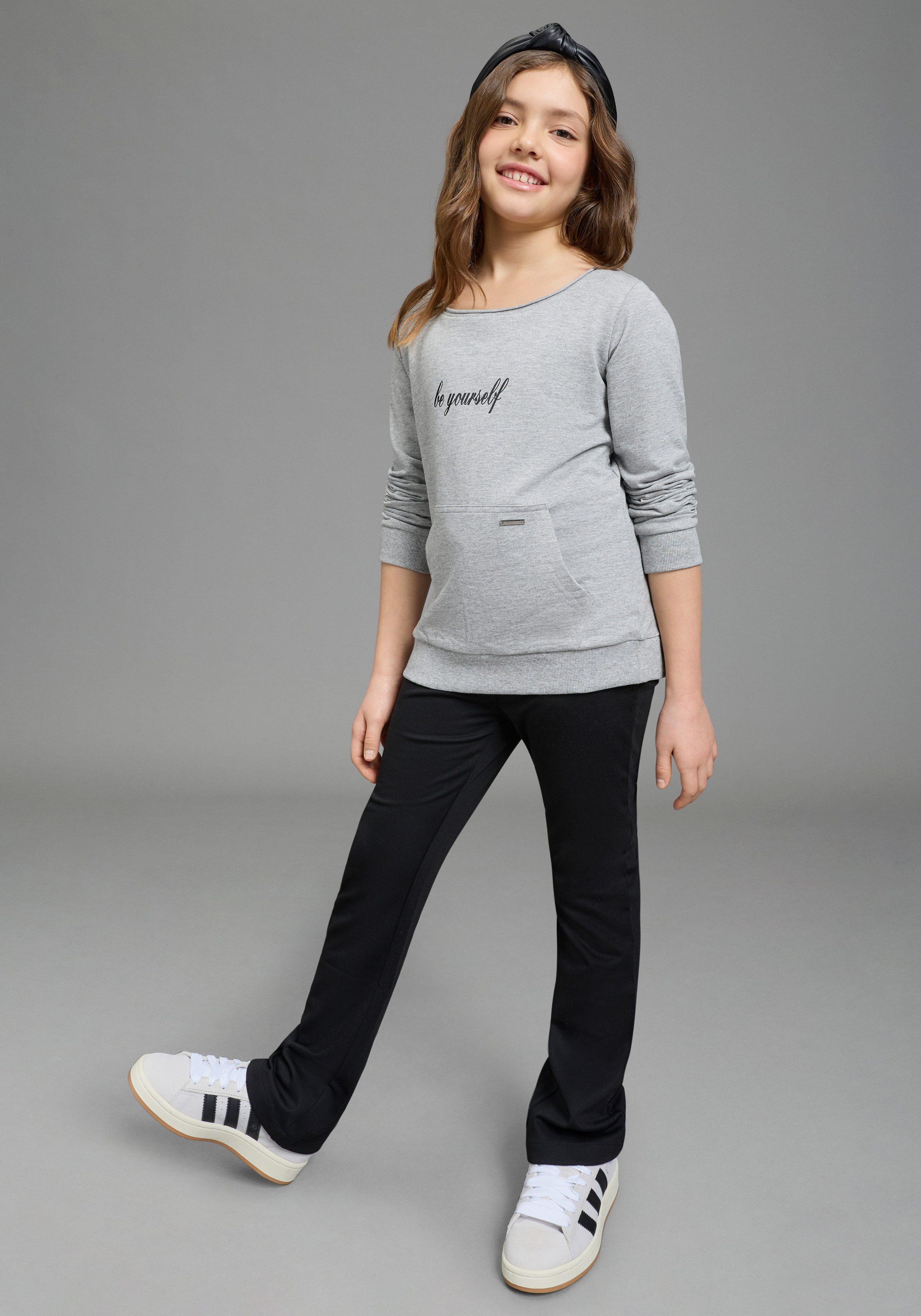 Bruno Banani Sweatshirt mit lässigem Ausschnitt & Folienprint für Mädchen: BE YOURSELF für Mädchen, mit Glitzerdruck und Applikation, mit U-Boot-Ausschnitt – Bild 4 von 5