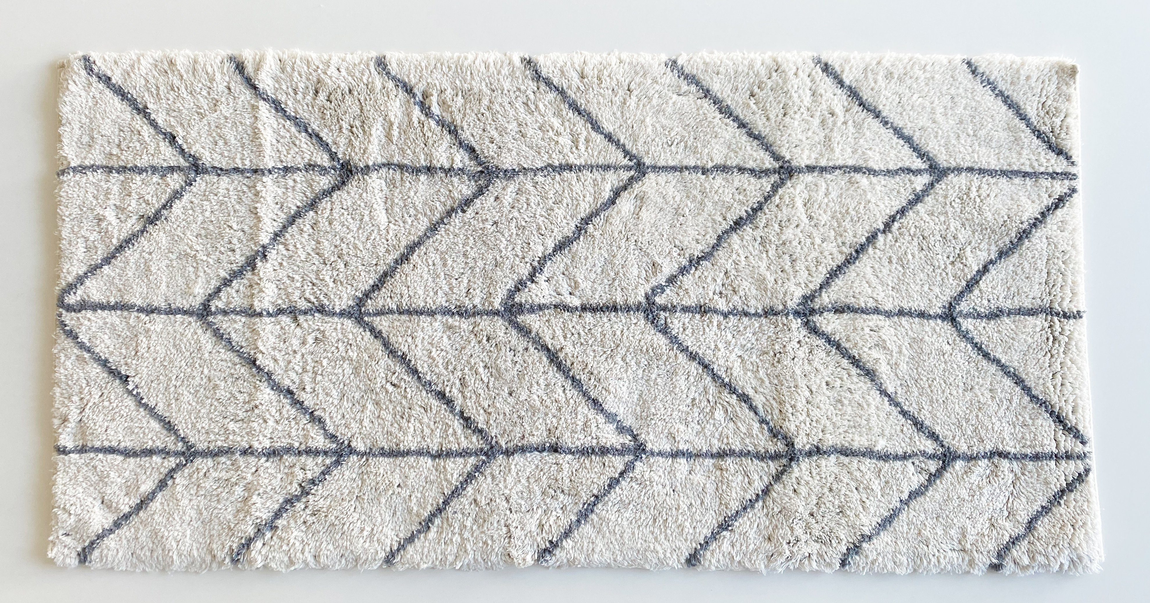 ADOB Badematte Premium Badezimmerteppich, kuschelweich, 140x70 cm, Farbe weiss-grau, warm, fußbodenheizungsgeeignet, schnell trocknend, strapazierfähig, Baumwolle, rutschfest