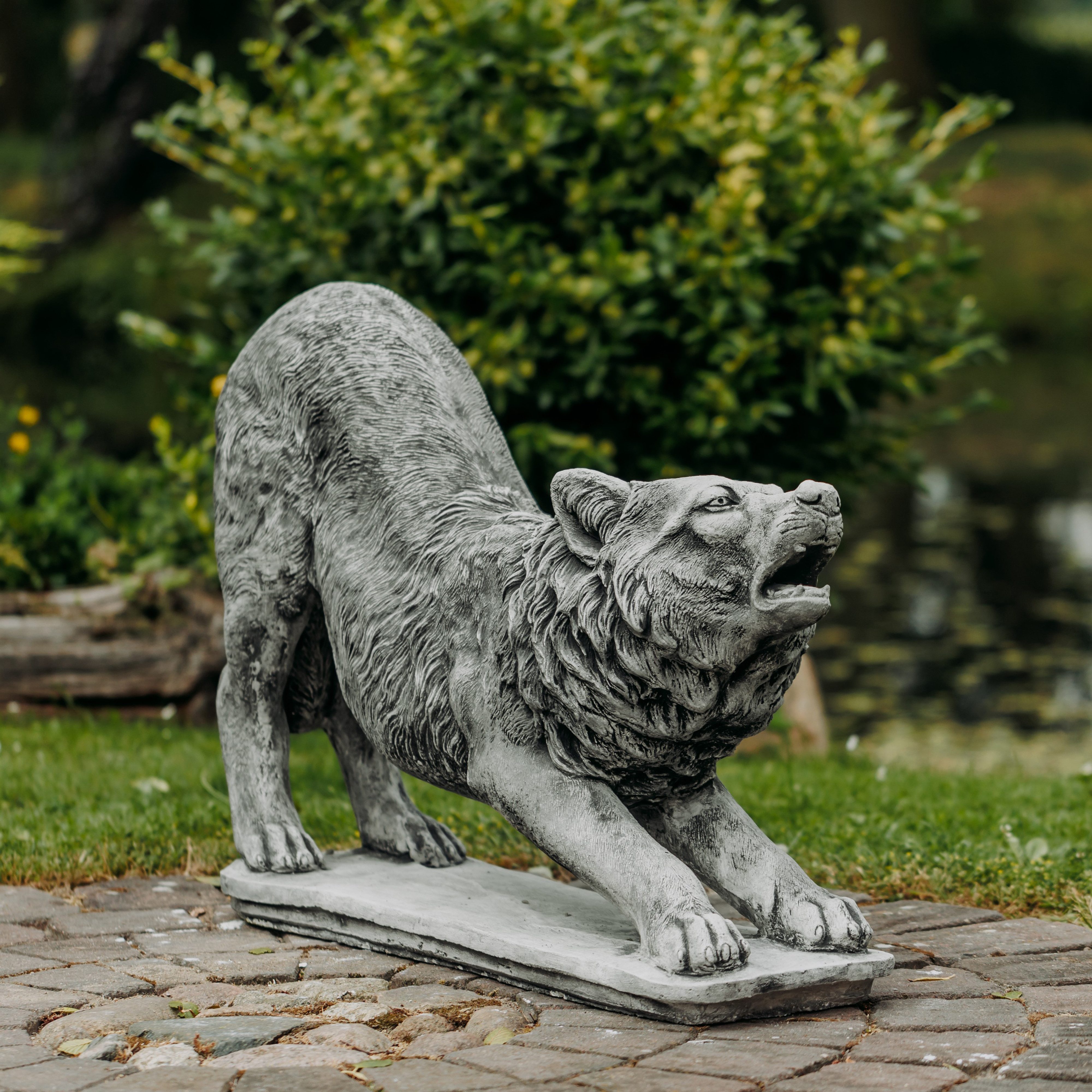 gartendekoparadies.de Gartenfigur Wolf Steinfigur Tierfigur Angriff 65 cm Steinguss 138 kg, Frostsicher