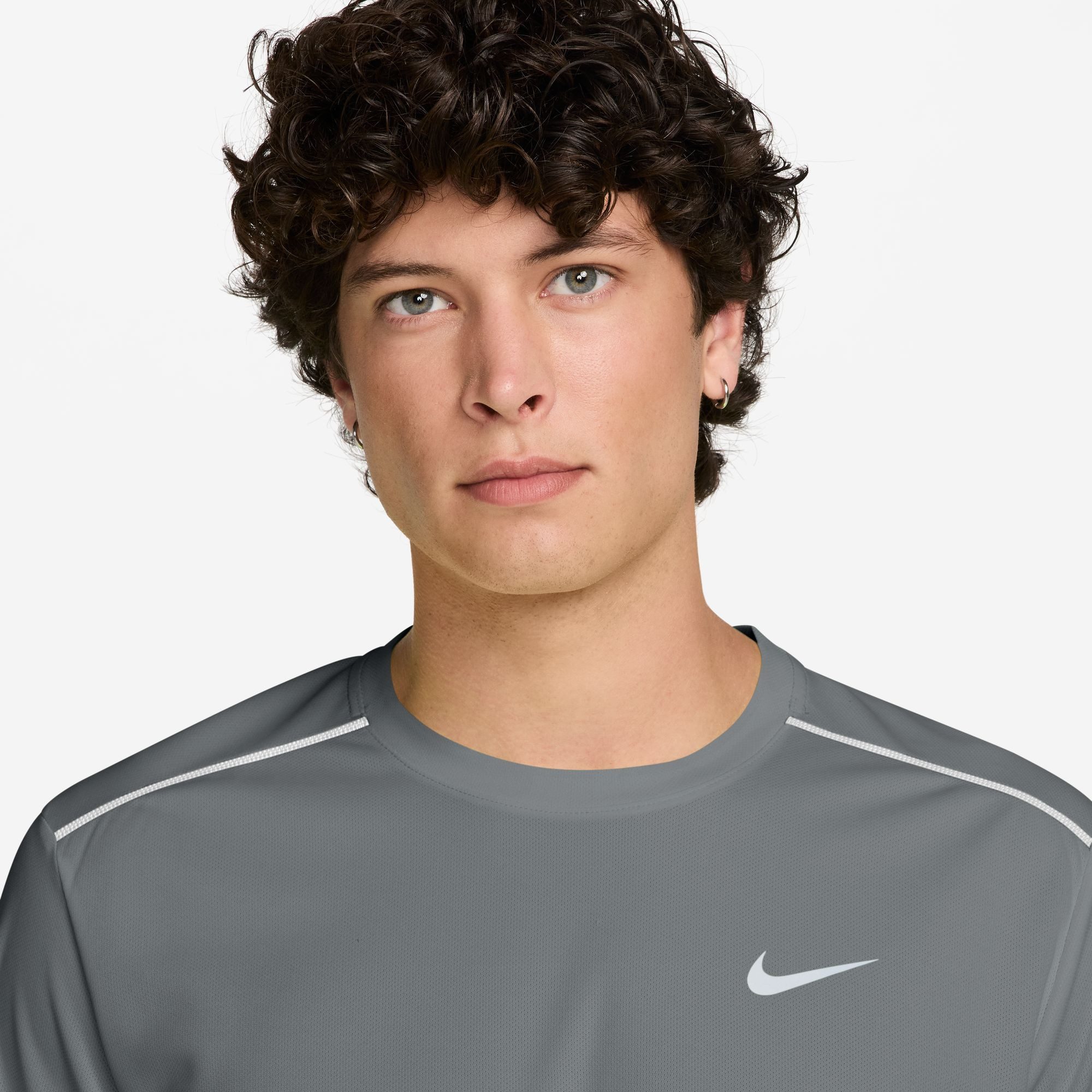 Nike Laufshirt M NK DF UV MILER SS mit reflektierenden Details, schnell trocknend, atmungsaktiv