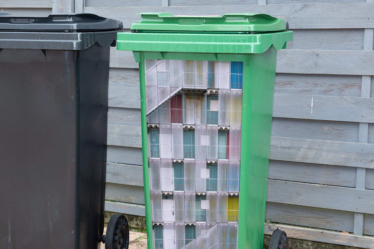 Container, Sticker, - (1 Wohnungen Abfalbehälter Treppe St), - Mülltonne, Mülleimer-aufkleber, Architektur Wandsticker MuchoWow - Türen
