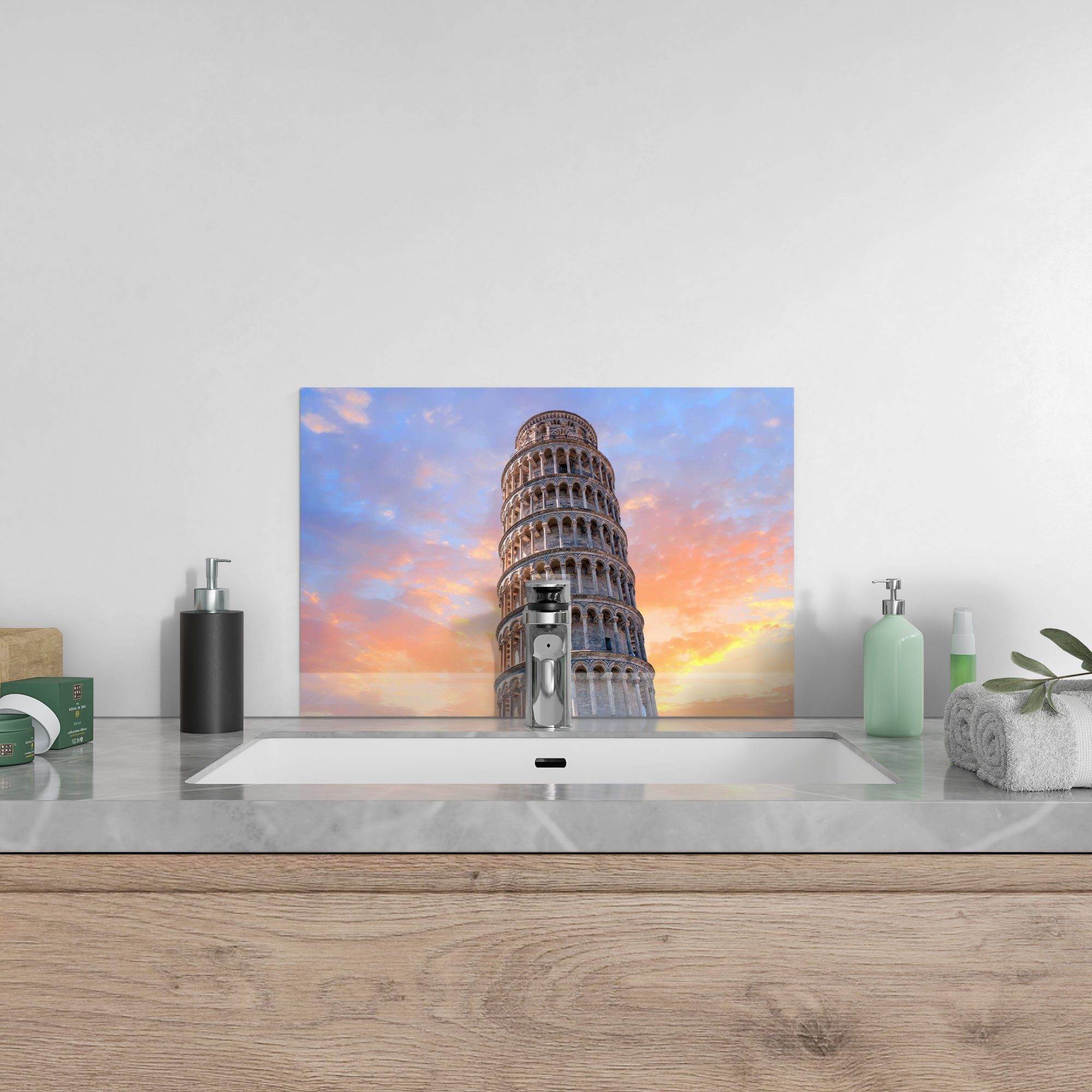 Pisa', Küchenrückwand Badrückwand Turm Herdblende DEQORI von Schiefe Glas 'Der Spritzschutz