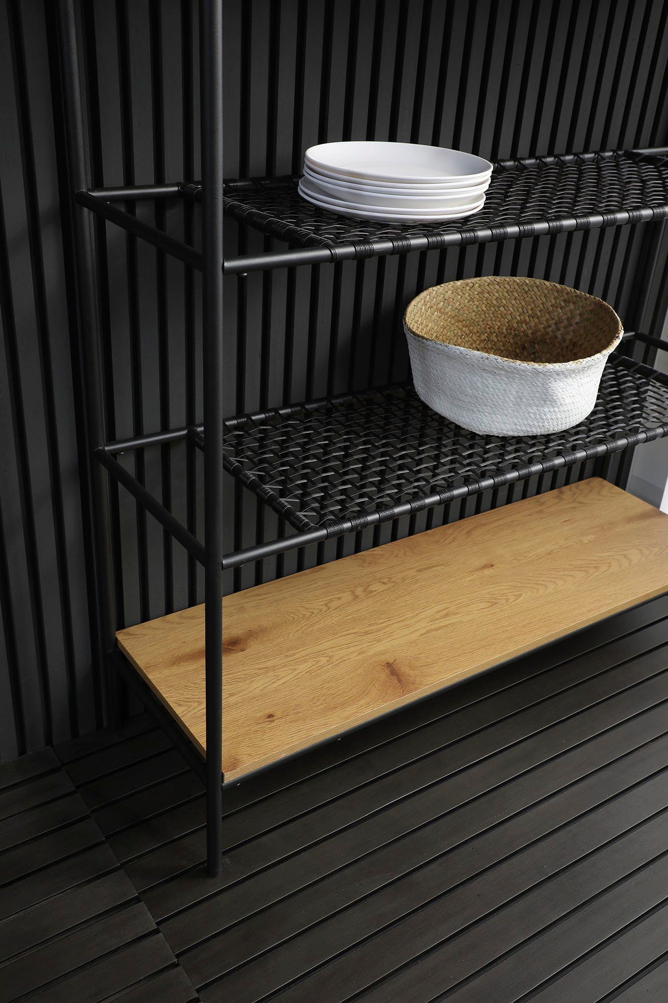 SalesFever Bücherregal York Design-Regal für stilvolle Ordnung, Mattschwarze Polyrattan Ablageböden - Stil trifft Funktionalität