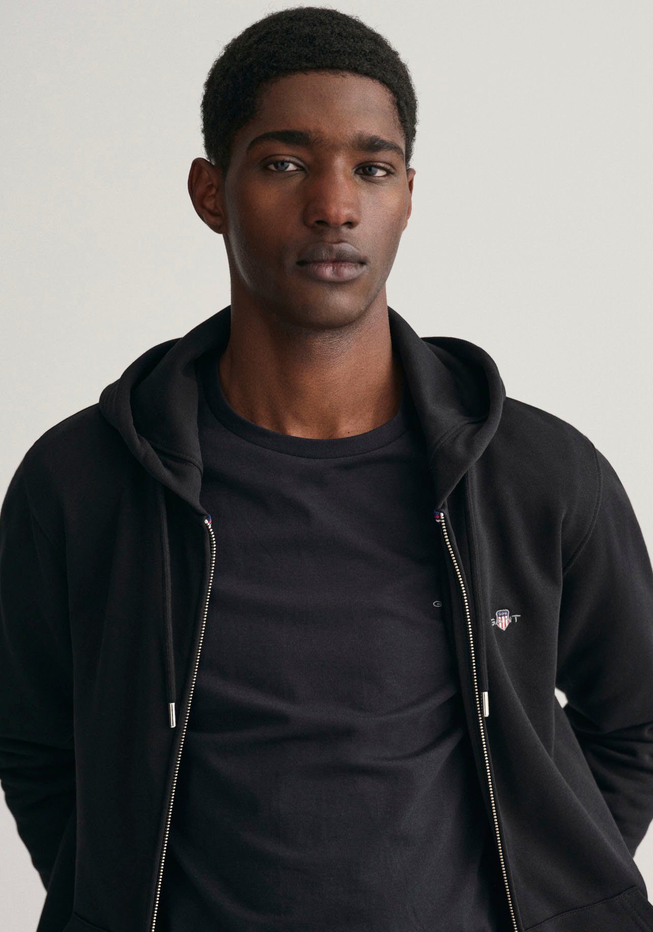 Gant Kapuzensweatjacke REG SHIELD FULL ZIP HOODIE mit Logostickerei auf der Brust
