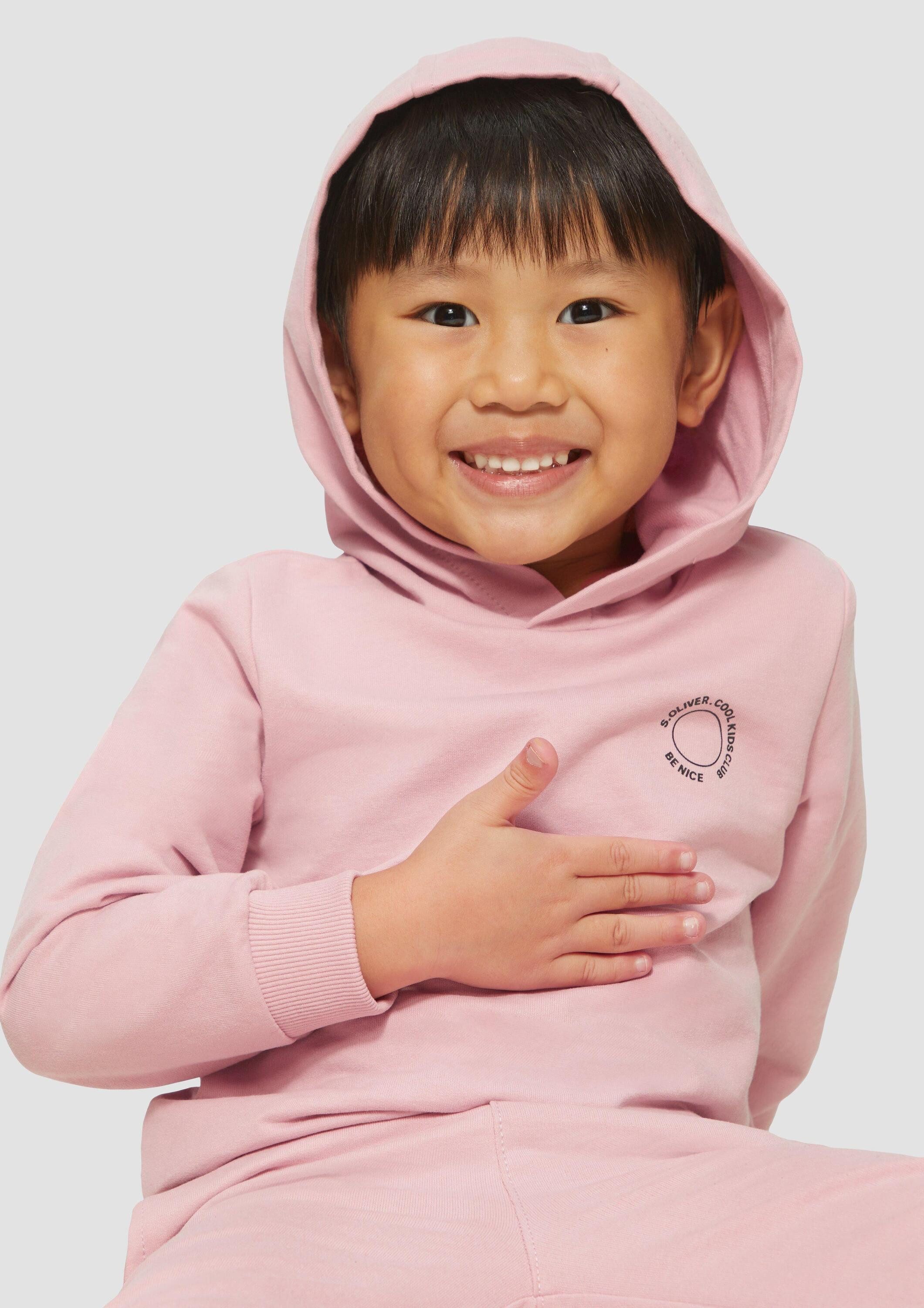 s.Oliver Sweatshirt Sweatshirt Unisex Kapuzen-Sweatshirt mit Rippbündchen und kleinem Print-Detail