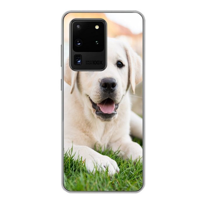 MuchoWow Handyhülle Weißer Labrador Retriever im Gras liegend Phone Case Handyhülle Samsung Galaxy S20 Ultra Silikon Schutzhülle