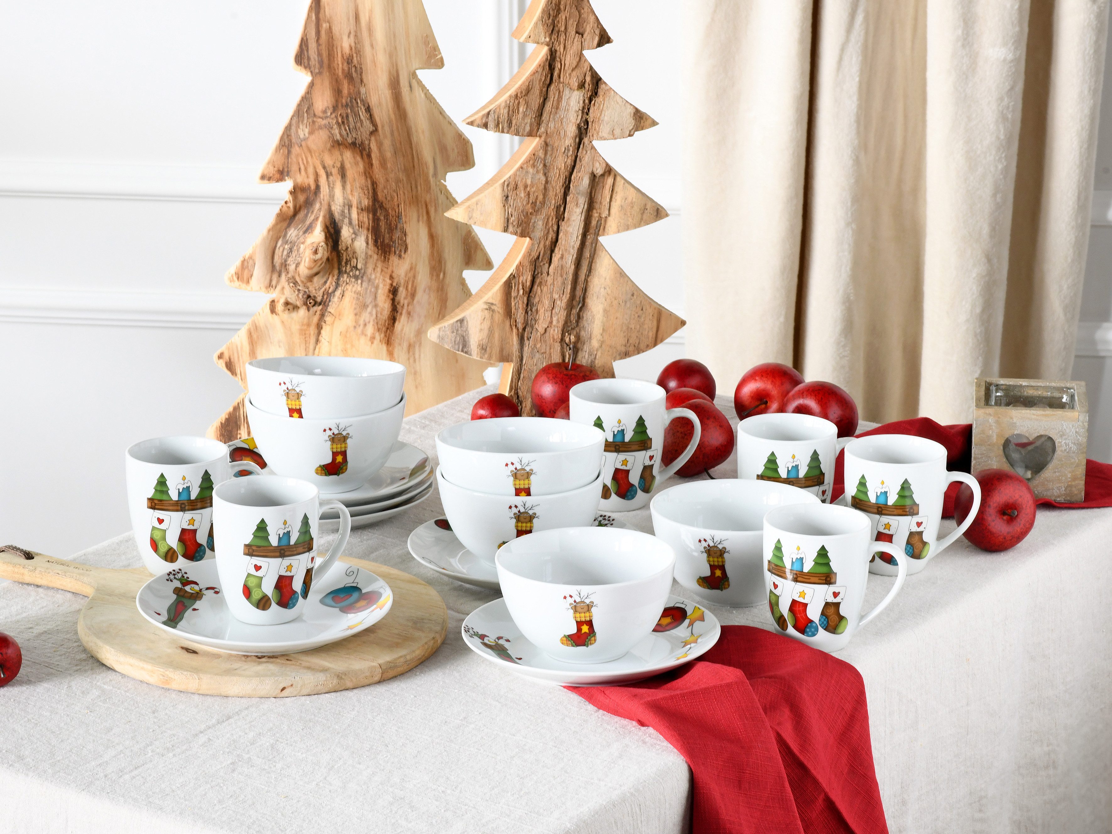 CreaTable Frühstücks-Geschirrset Luna Socken, Frühstücksset 18-tlg (18-tlg), 6 Personen, Porzellan, Winterlicher Dekor mit lustigen Sockenmotiven