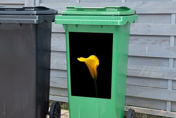 MuchoWow Wandsticker Gelbe Calla-Blume auf schwarzem Hintergrund (1 St), Mülleimer-aufkleber, Mülltonne, Sticker, Container, Abfalbehälter