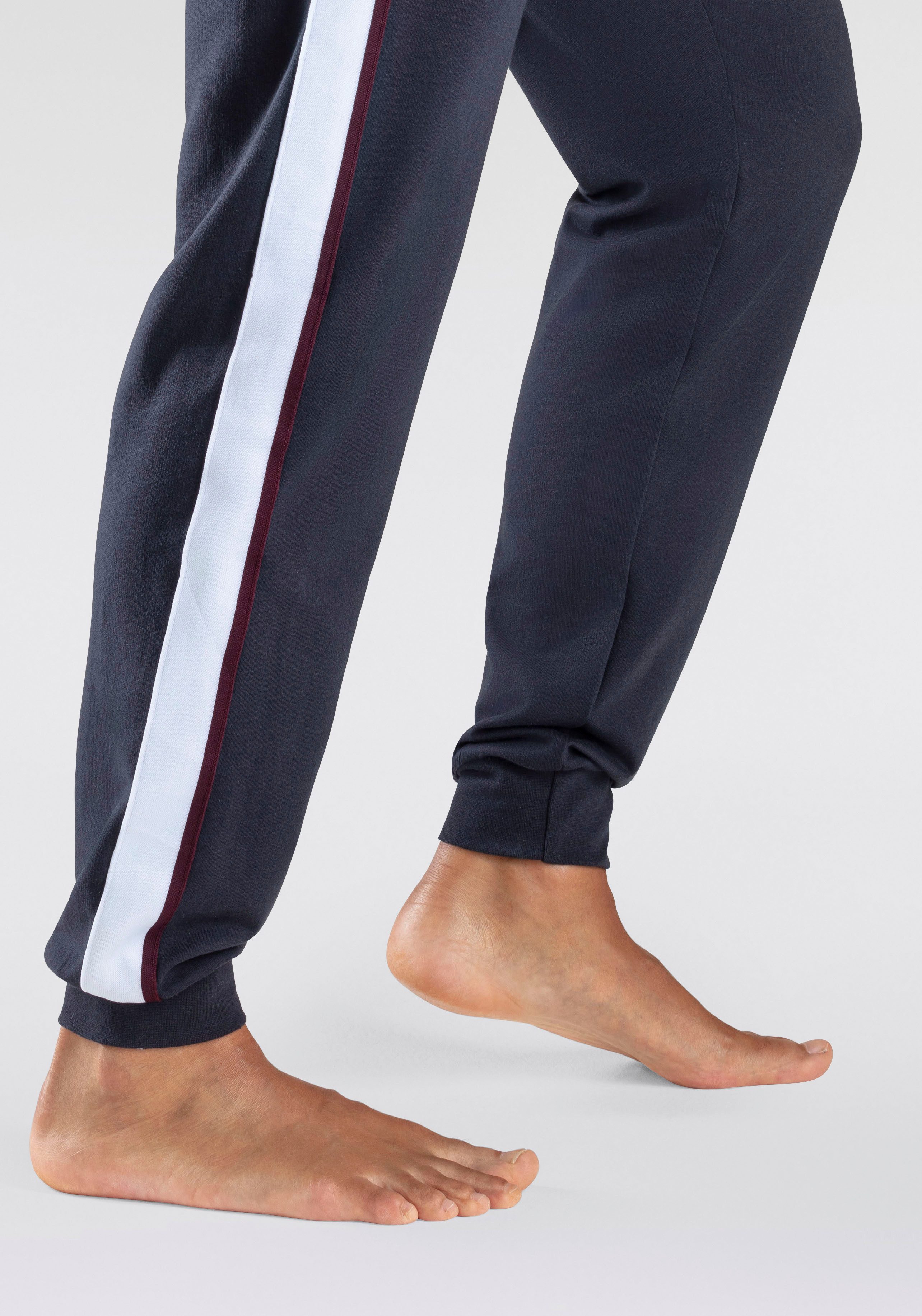 Bench. Loungewear Sweathose mit aufgesetzten Streifen an der Seite und Logodruck