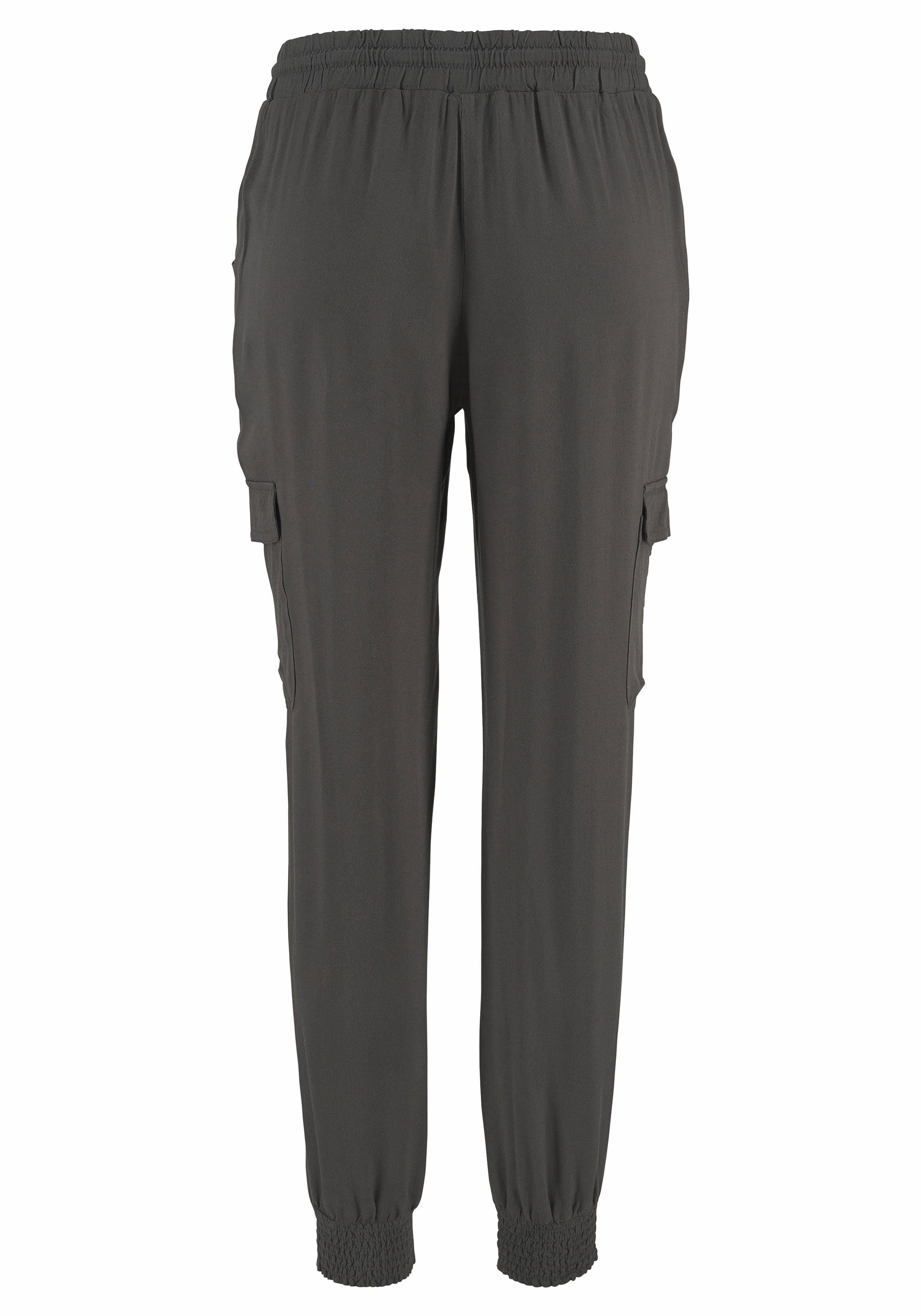 LASCANA Schlupfhose aus gewebter Viskose mit Taschen, Stoffhose, Cargohose