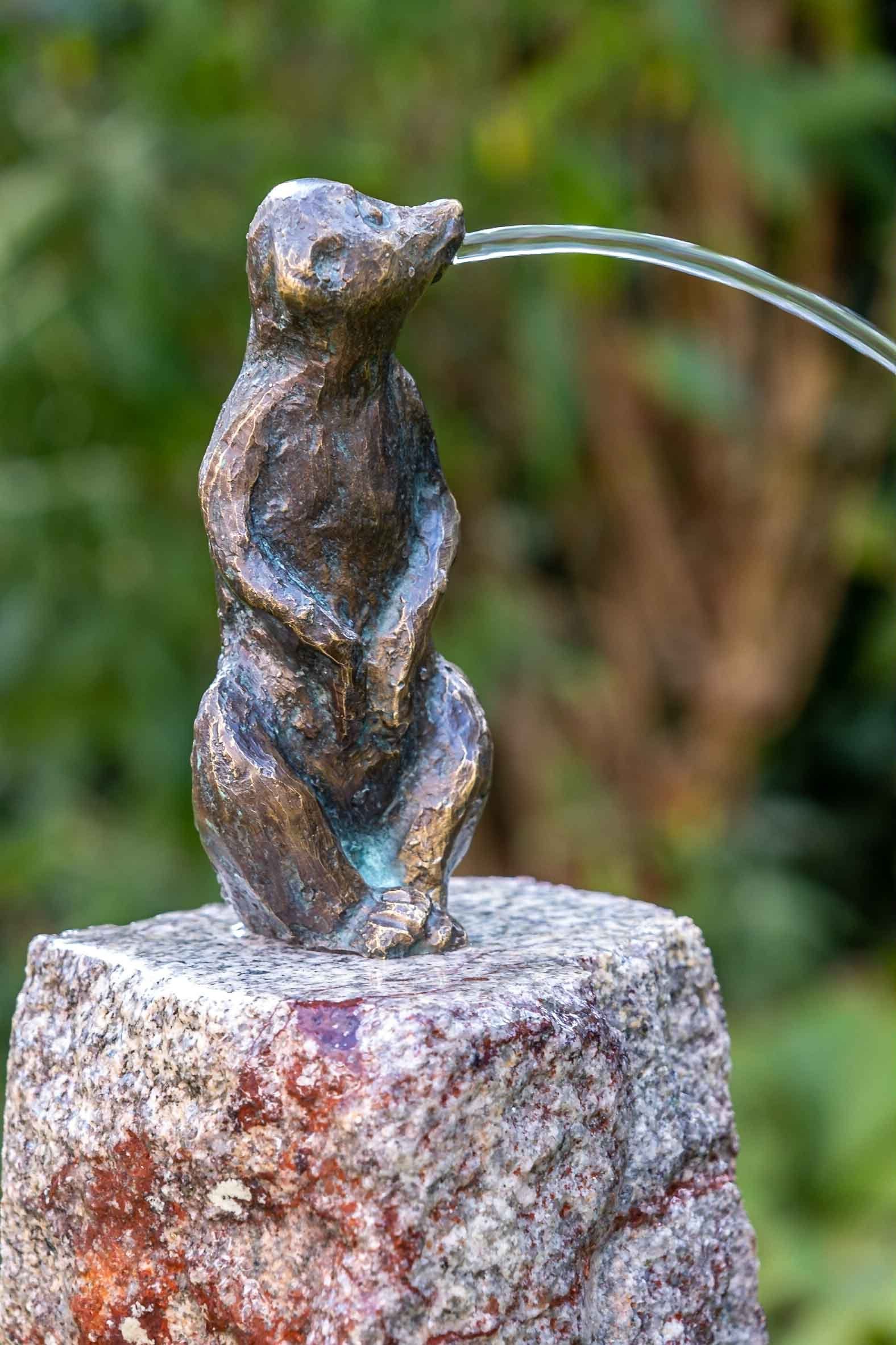 IDYL Gartenfigur IDYL Rottenecker Bronze-Skulptur Erdmännchen mittel wasserspeiend auf Granit, Bronze – sehr robust – Langlebig – witterungsbeständig gegen Frost, Regen und UV-Strahlung. Die Modelle werden in Wachsausschmelzverfahren in Bronze gegossen und von Hand patiniert.