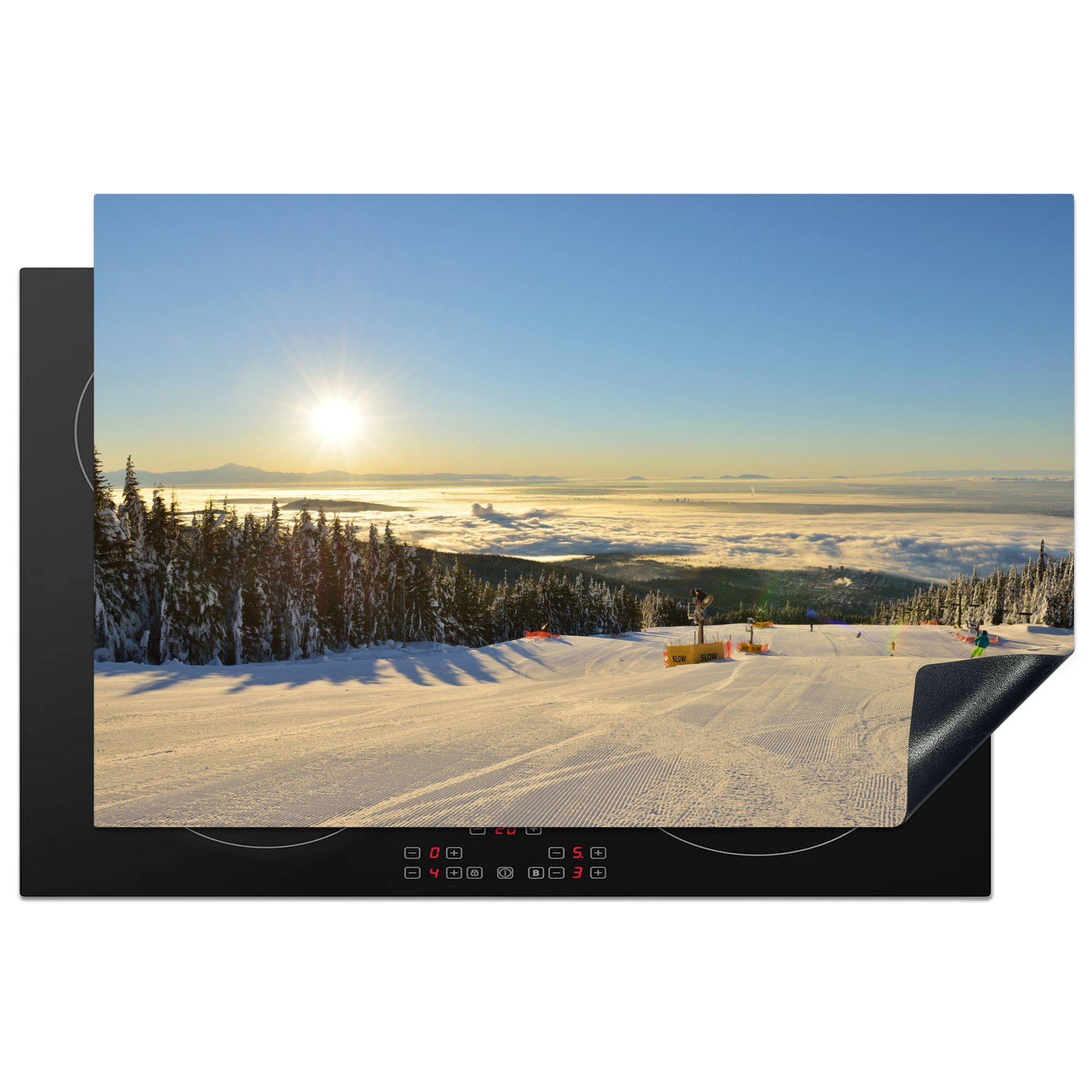 MuchoWow Herdblende-/Abdeckplatte Skiberg am Grouse Mountain mit Nebel über der kanadischen Stadt, Vinyl, (1 tlg), 81x52 cm, Induktionskochfeld Schutz für die küche, Ceranfeldabdeckung