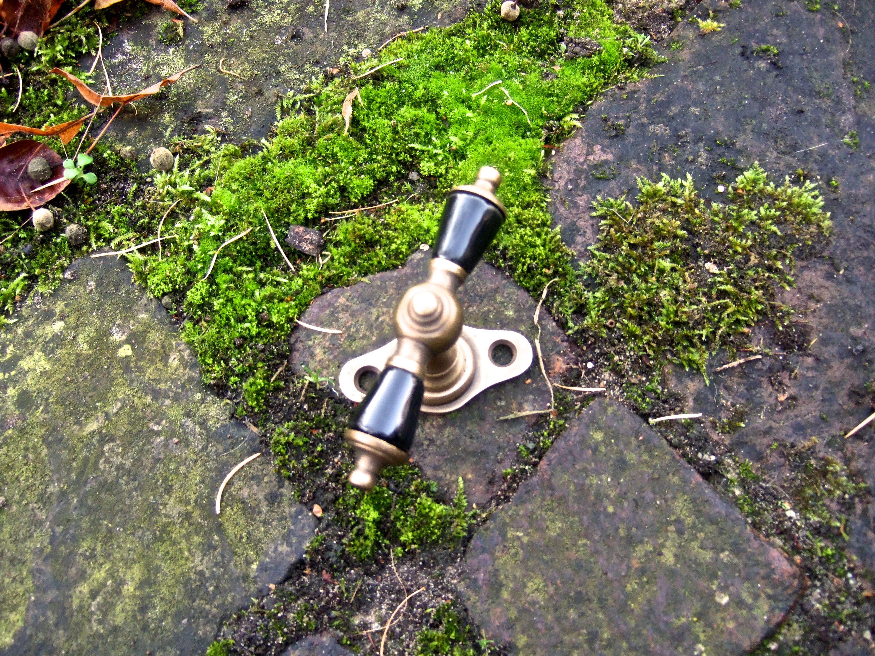 Antikas Fensterbeschlag Fenstergriff Messing, antike Fensterbeschläge, nachgefertigt Porzellan