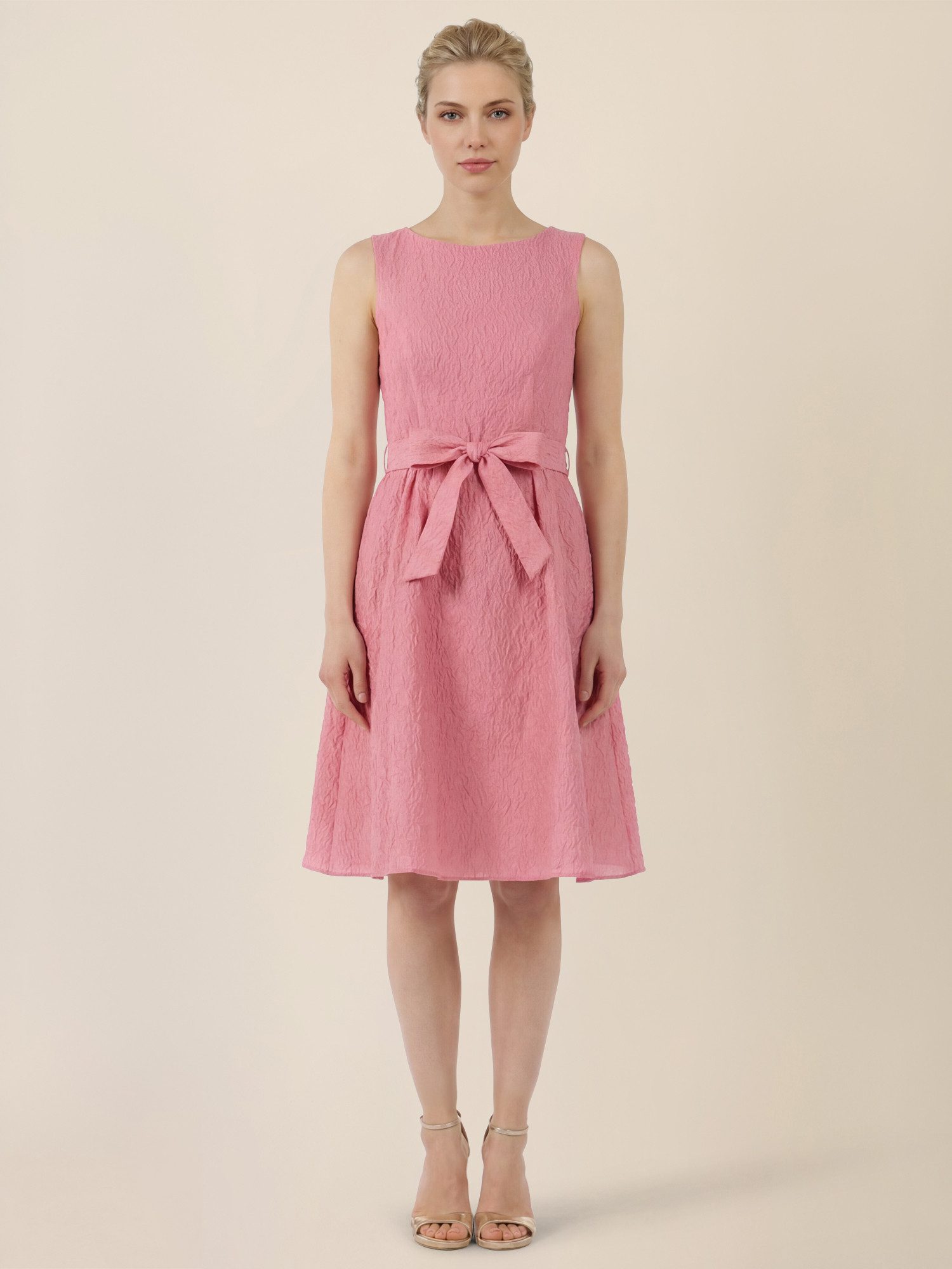 Apart Abendkleid mit Struktur und Taillenschleife