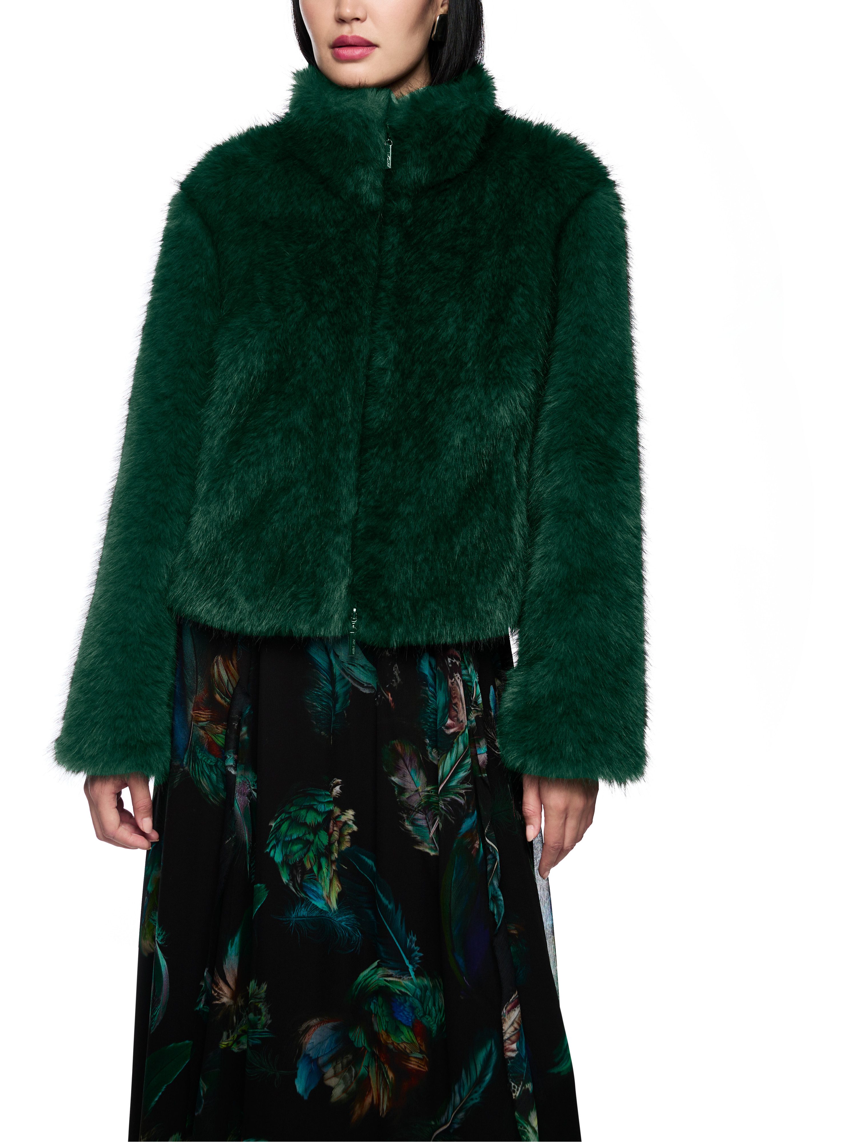 Marc Cain Fellimitatjacke Mystic Plumage Premium Damenmode Kuscheljacke aus Fake Fur, Stehkragen, 2-Wege-Reißverschluss