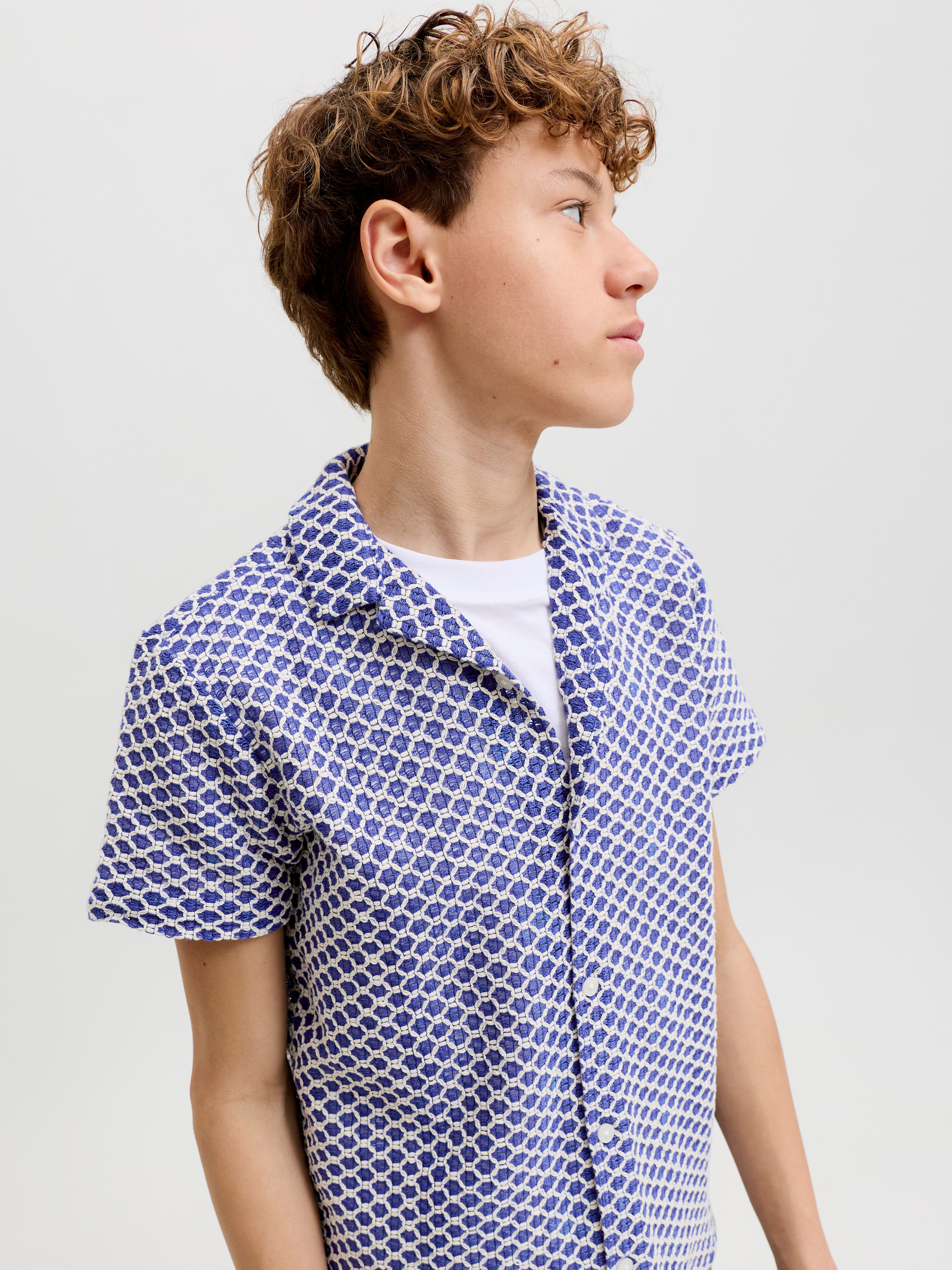 Jack & Jones Junior Kurzarmhemd JORMONTAUK CROCHET SHIRT SS SA26 JNR Baumwollmischung, locker geschnitten – Bild 2 von 5