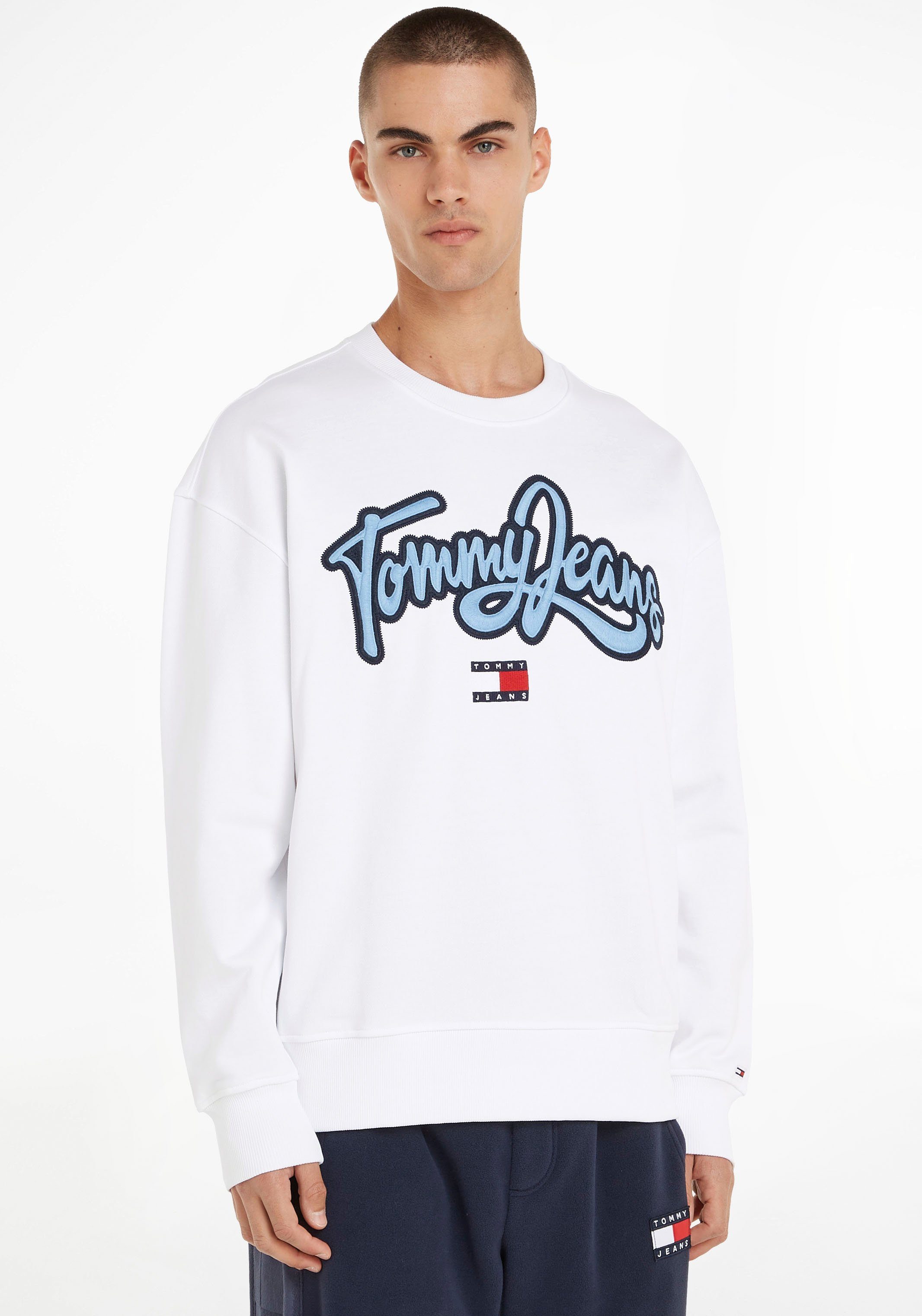 Tommy Jeans Sweatshirt TJM RLX COLLEGE POP TEXT CREW mit großem Logoschriftzug auf der Vorderseite White