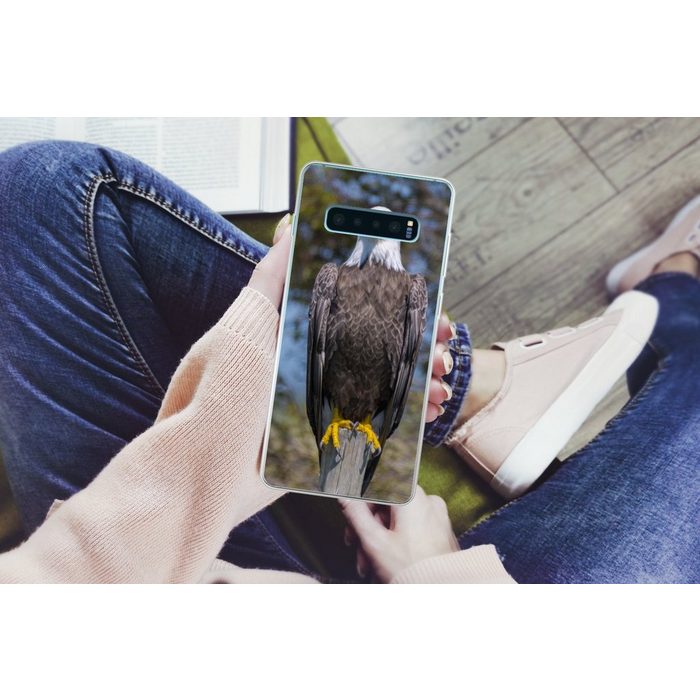 MuchoWow Handyhülle Ein Weißkopfseeadler sitzt auf einem Holzpfahl Phone Case Handyhülle Samsung Galaxy S10+ Silikon Schutzhülle FN11440