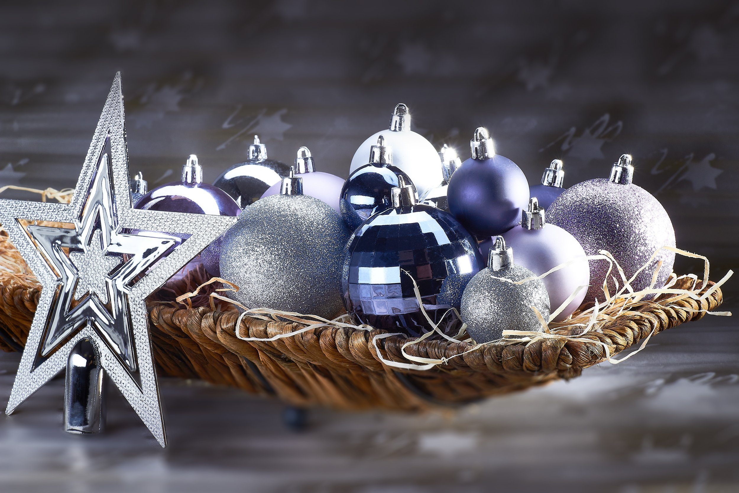 und Lila Weihnachtskugel-Set robust Kunststoff, Weihnachtsdekoration Silber aus mit edel Baumspitze, Weihnachtsbaumkugel und Christbaumschmuck 50-teiliges BRUBAKER