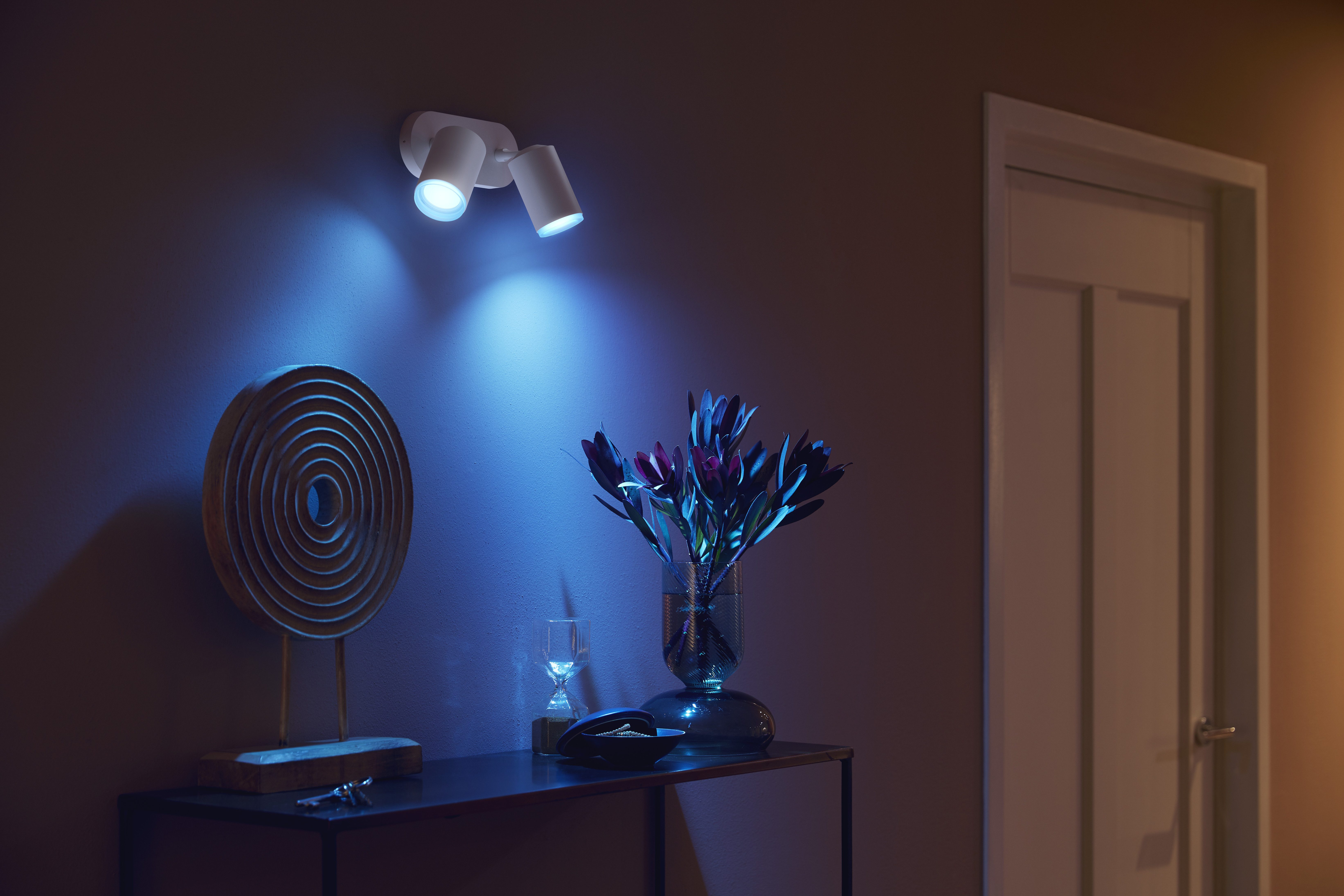 Philips Hue LED Deckenspot White & Color Ambiance Fugato 2er Aufbauspot, Abschaltautomatik, Bluetooth, CCT - über Fernbedienung, Dimmfunktion, Einschlafhilfe, F – Bild 5 von 5